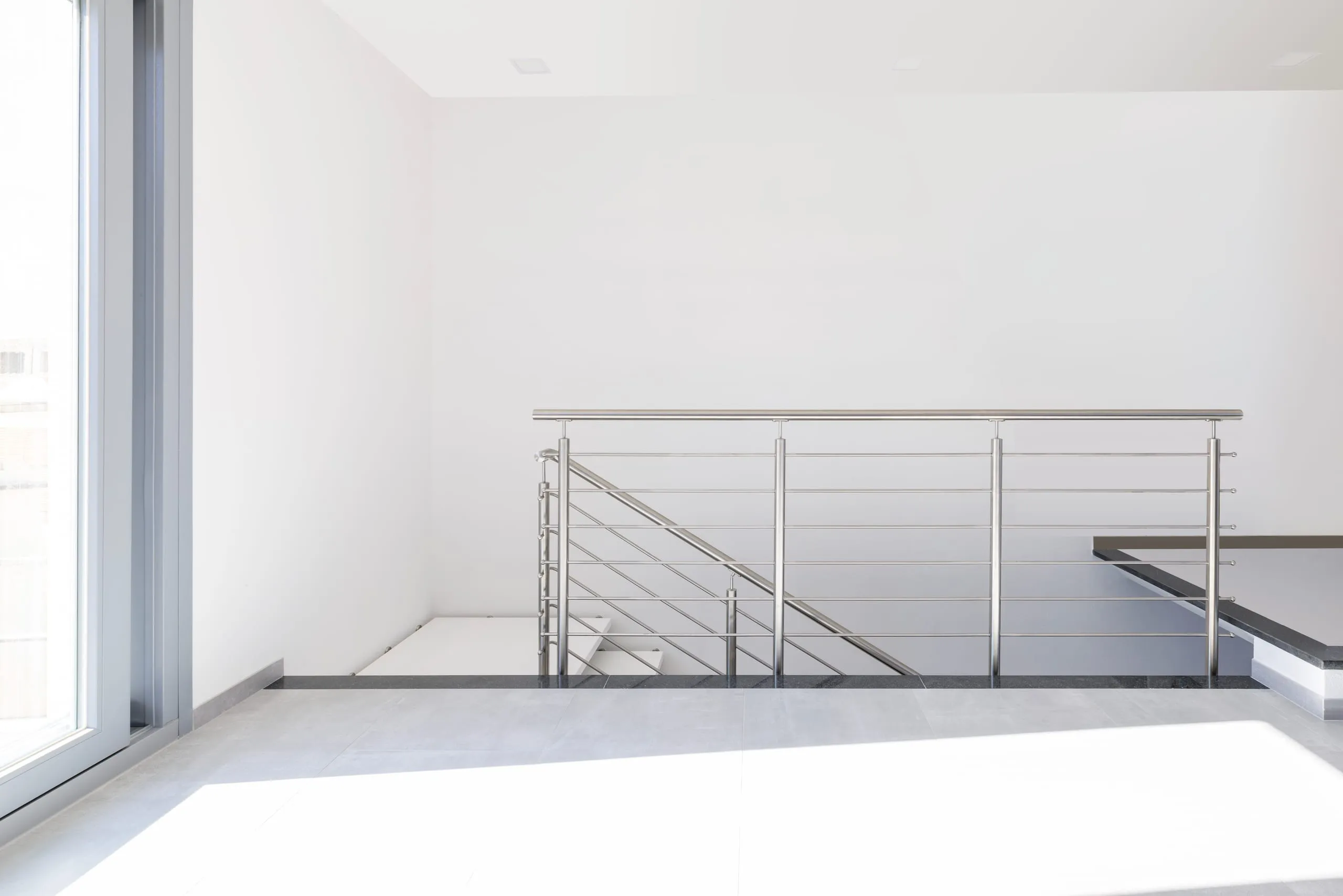 Scala a giorno con gradini a sbalzo in frassino e ringhiera in acciaio inox satinato a Guspini — 5