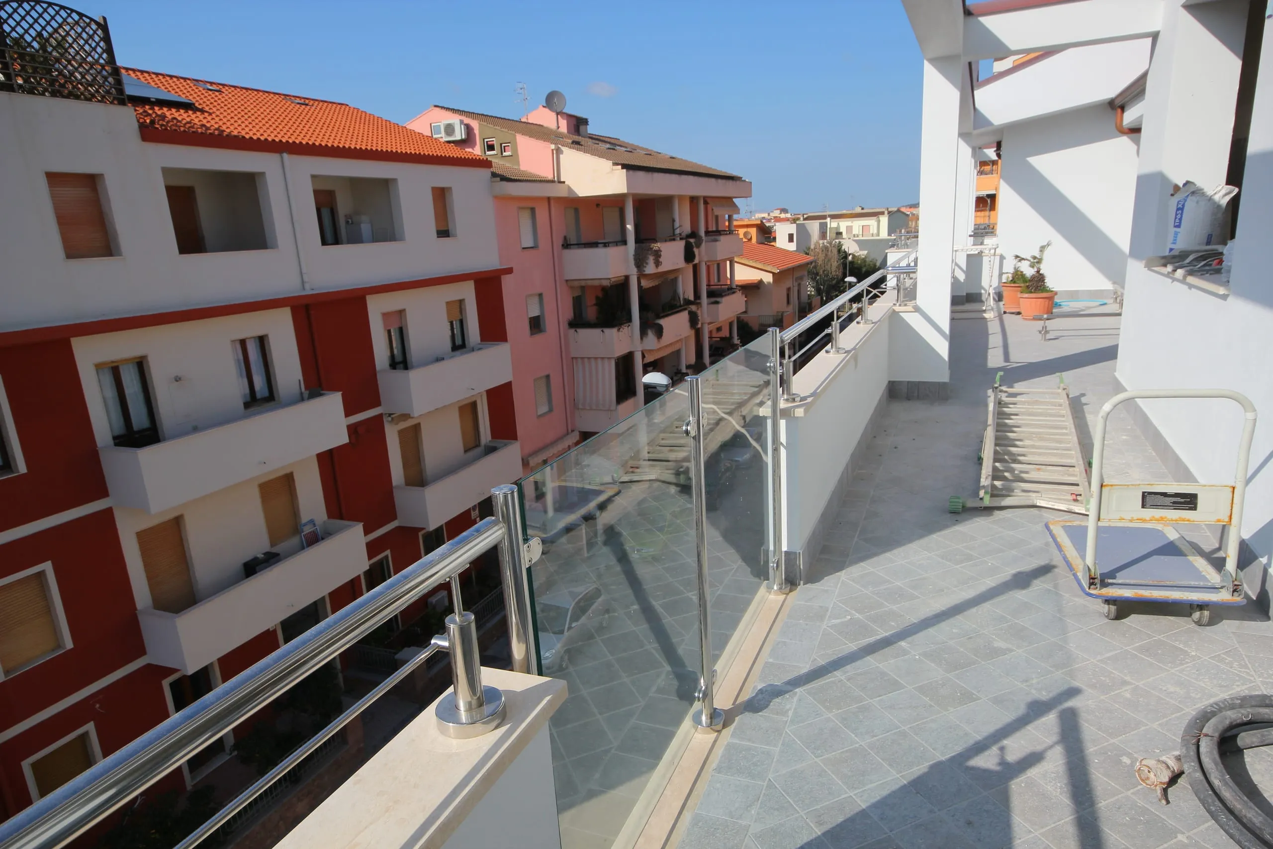 Angolatura obliqua del parapetto inox e vetro ad Alghero