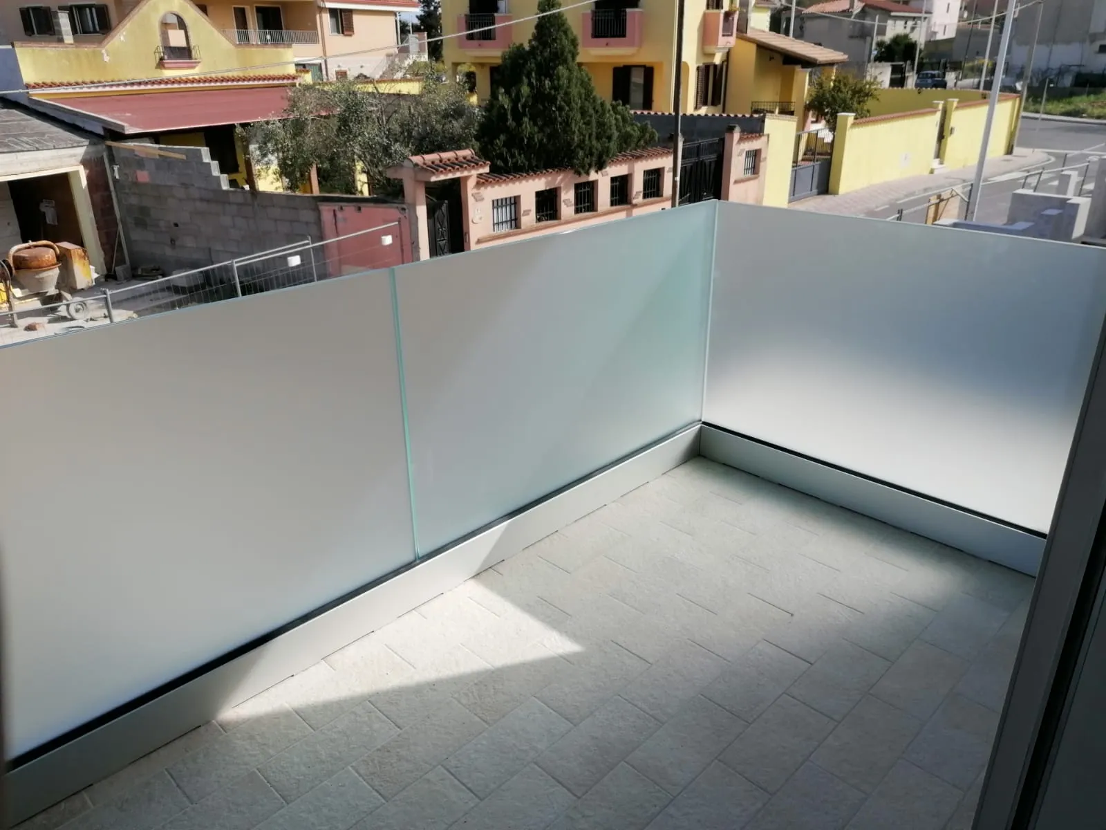 Angolatura obliqua del parapetto in vetro doppio satinato a Cagliari
