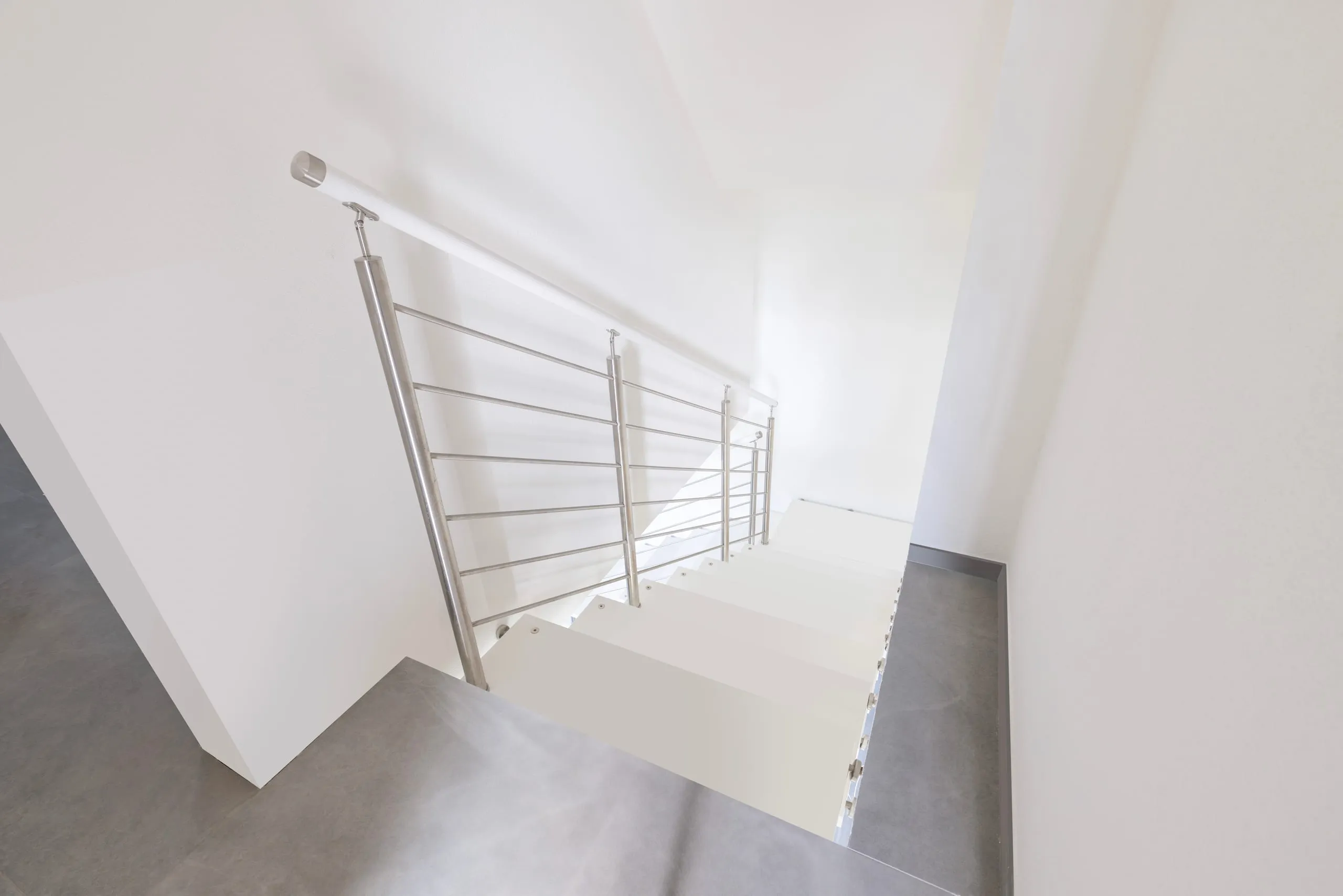 Scala a giorno con gradini a sbalzo in frassino massello e ringhiera in acciaio inox satinato a Monastir — 5