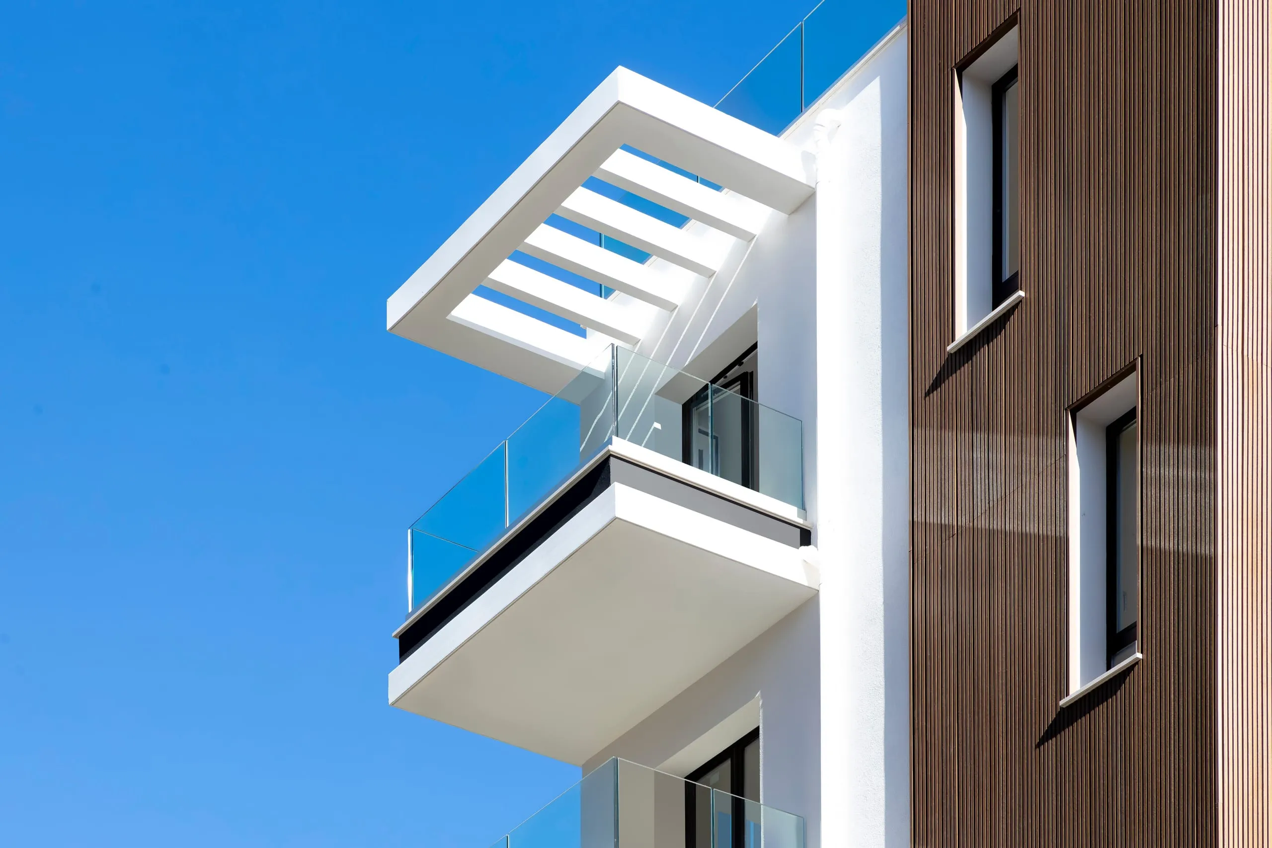 Parapetto in vetro stratificato con fascione in alluminio su terrazzo a Cagliari — 5