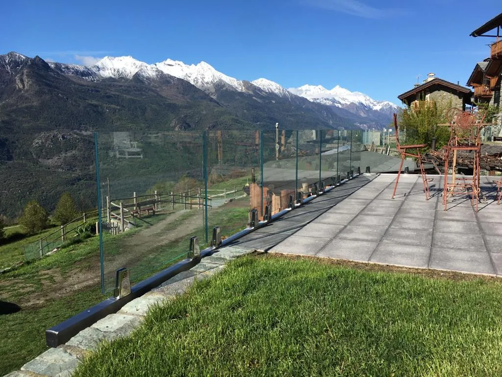 Parapetto esterno in vetro per terrazza Saint-Vincent Courmayeur — pavimento baita e vista Gran Paradiso