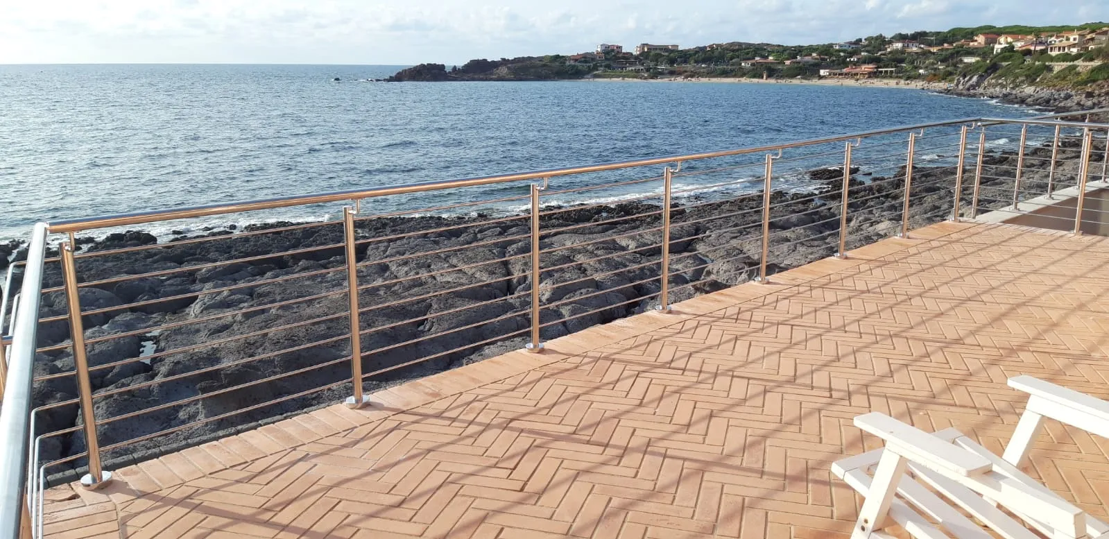 Angolatura obliqua della ringhiera inox 316 fronte mare a Portoscuso.
