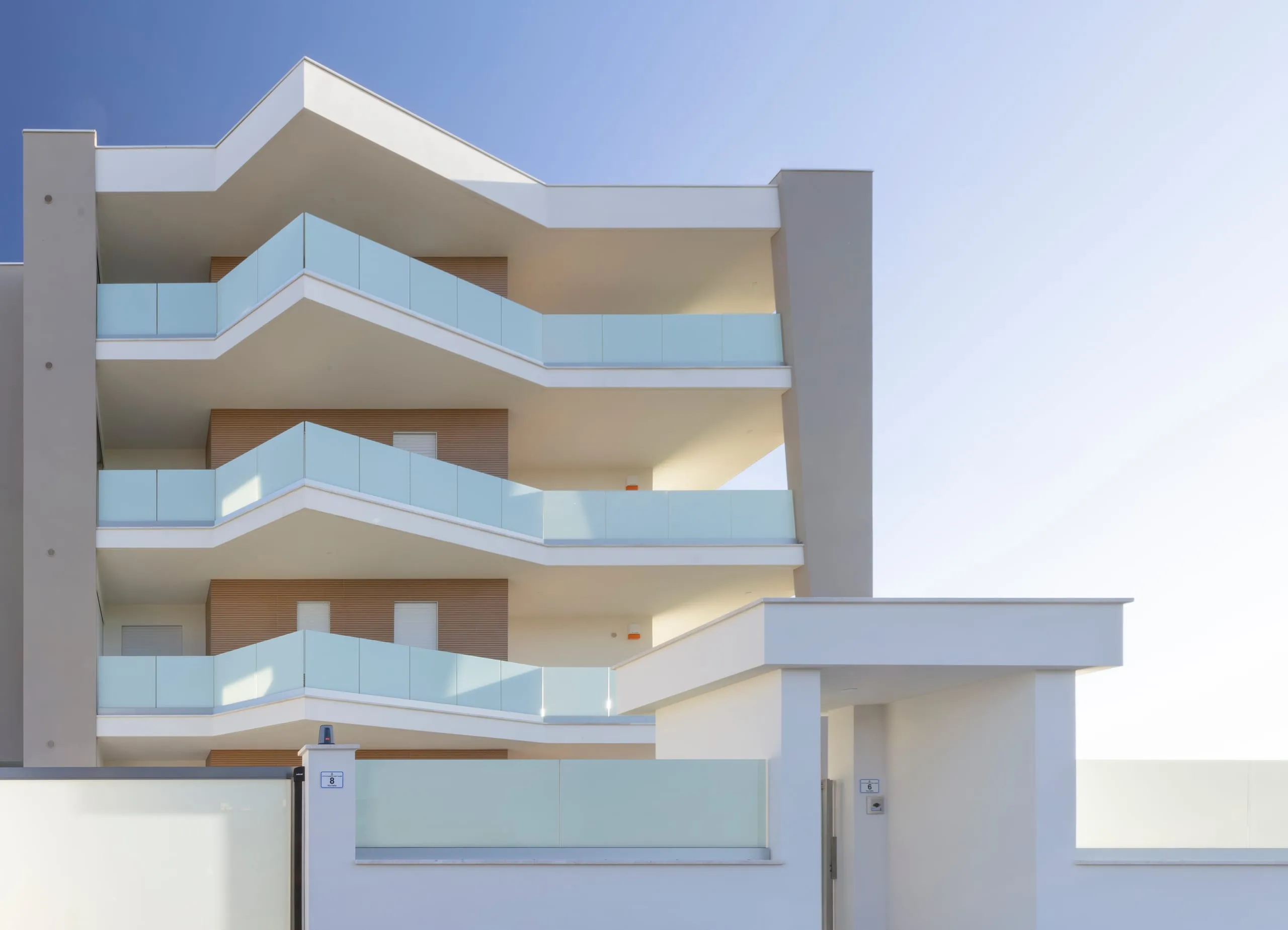 Panoramica balcone piano intermedio Palazzo Green Palace Quartello Quartu SE — parapetto vetro satinato fascione alluminio