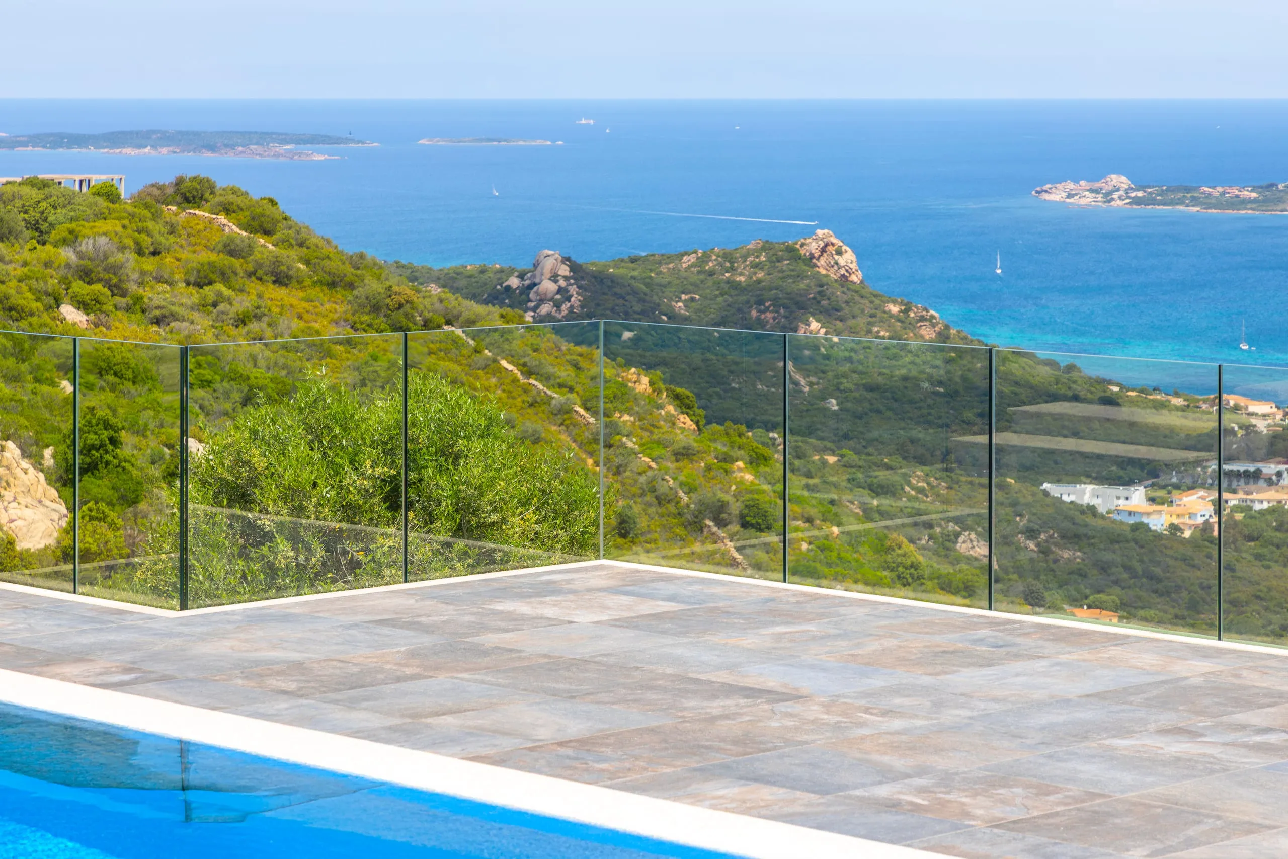 Dettaglio finitura architettonica del fascione in alluminio late a scomparsa della villa a Porto Cervo Arzachena (SS)