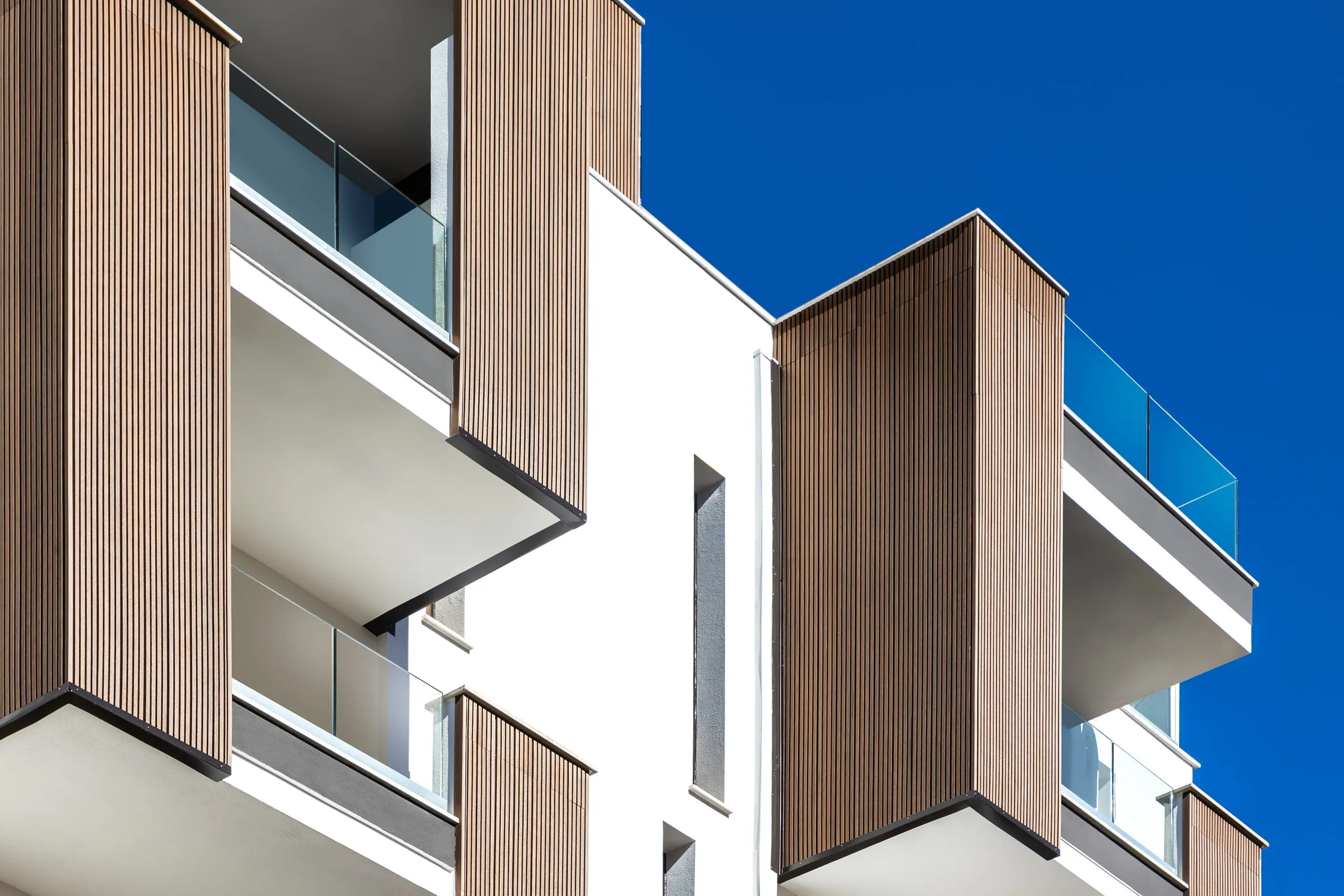 Parapetto in vetro stratificato con fascione in alluminio su terrazzo a Cagliari — 6