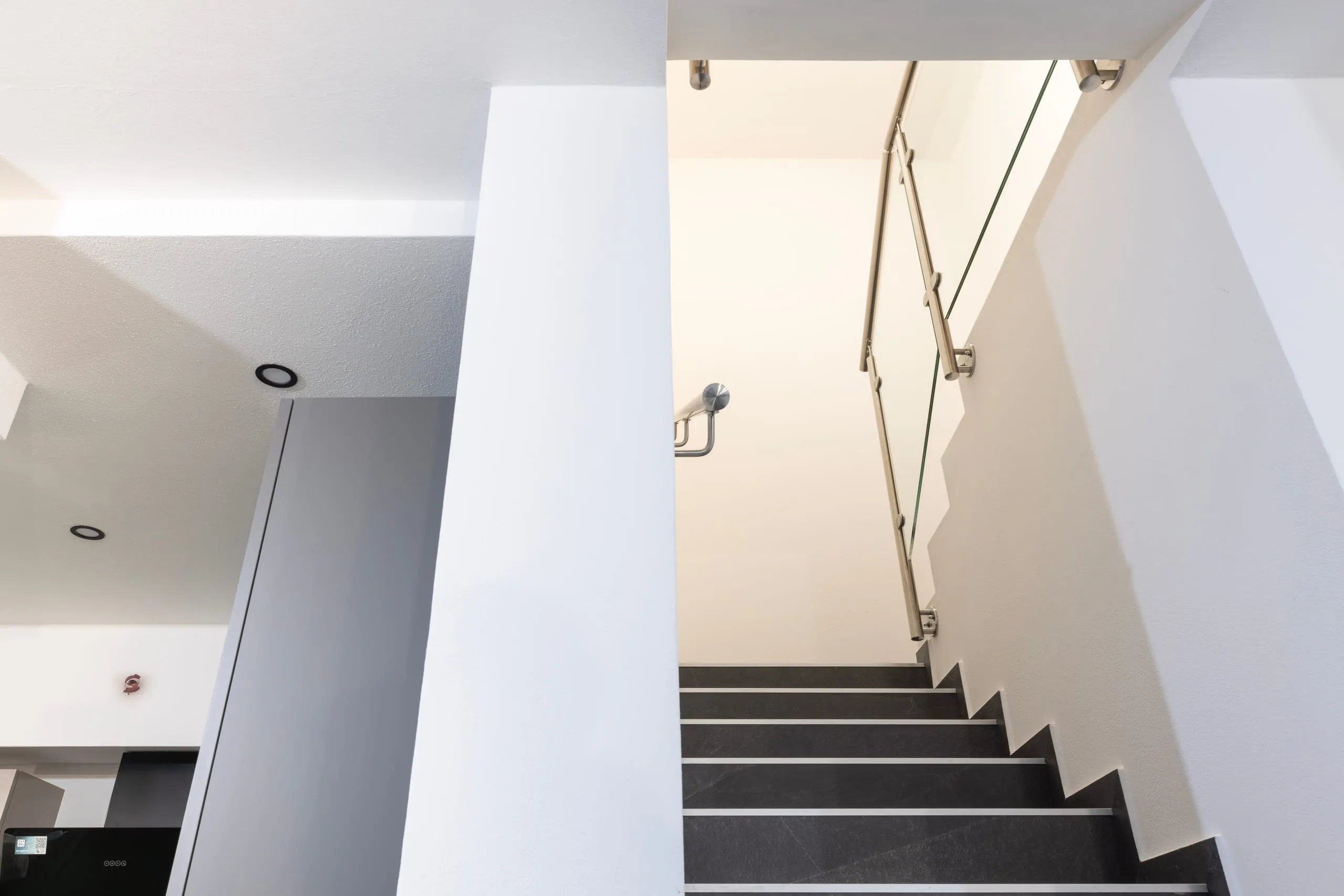 Ringhiera interna in acciaio inox satinato con vetro stratificato a Oristano — 6