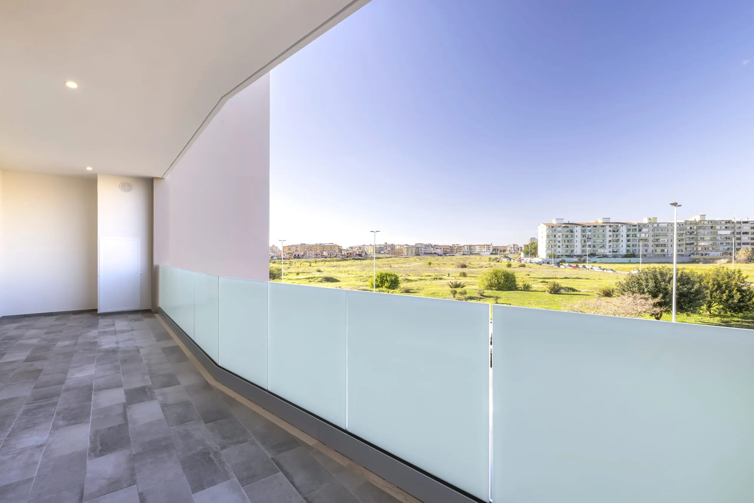 Prospetto laterale piano attico Palazzo Green Palace — parapetto vetro 10+10 PVB Quartu Sant'Elena (CA)