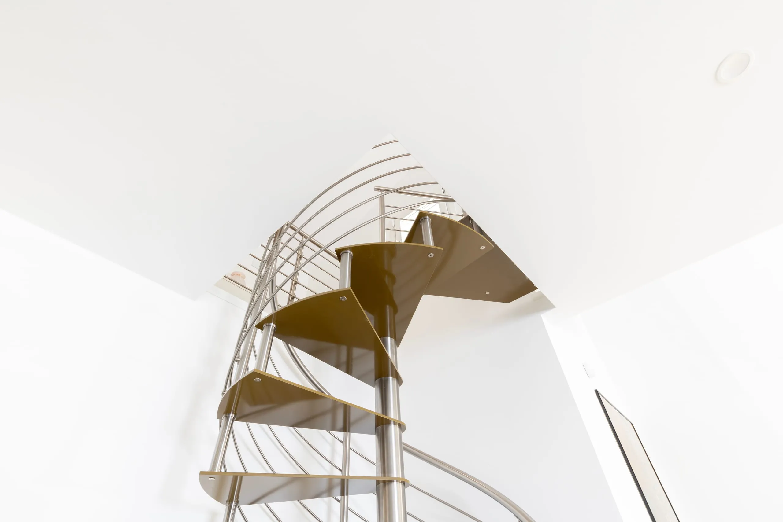 Scala a chiocciola con palo centrale in acciaio inox satinato e gradini verniciati a Oristano — 6