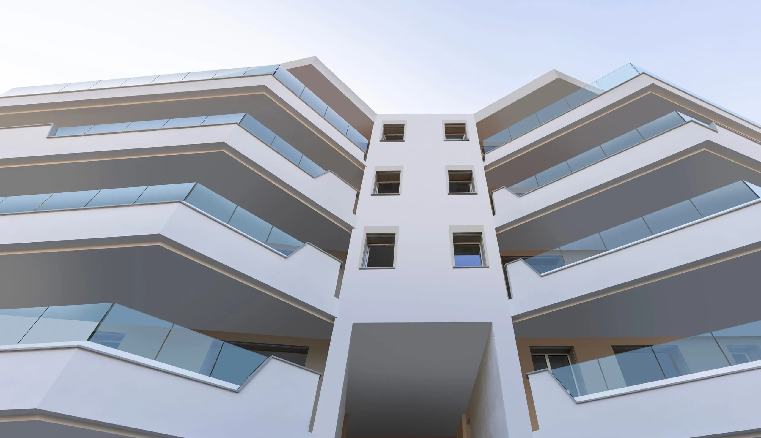 Parapetto in vetro con fascione in alluminio su affaccio esterno a Bovisio Masciago — 6