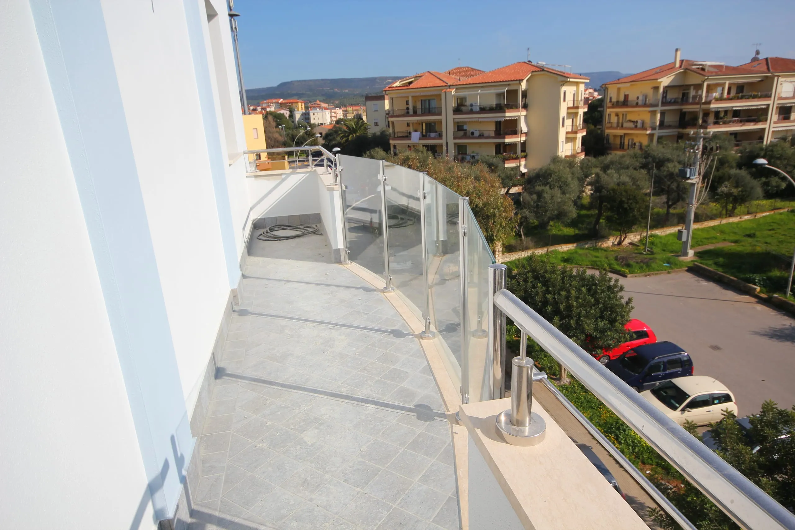 Dettaglio finitura lucida dei montanti inox ad Alghero