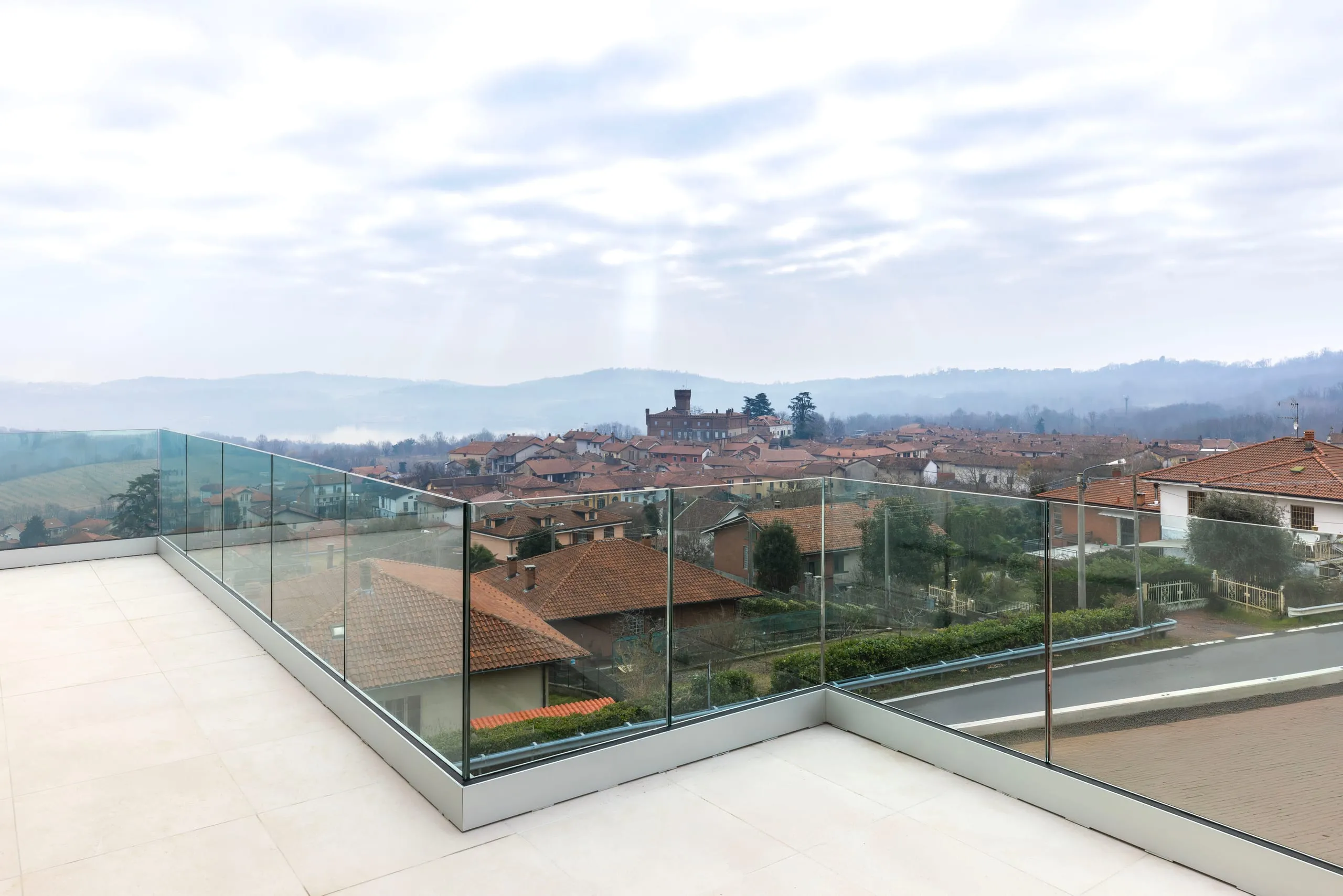 Affaccio sul terrazzo con parapetto in vetro a Candia Canavese