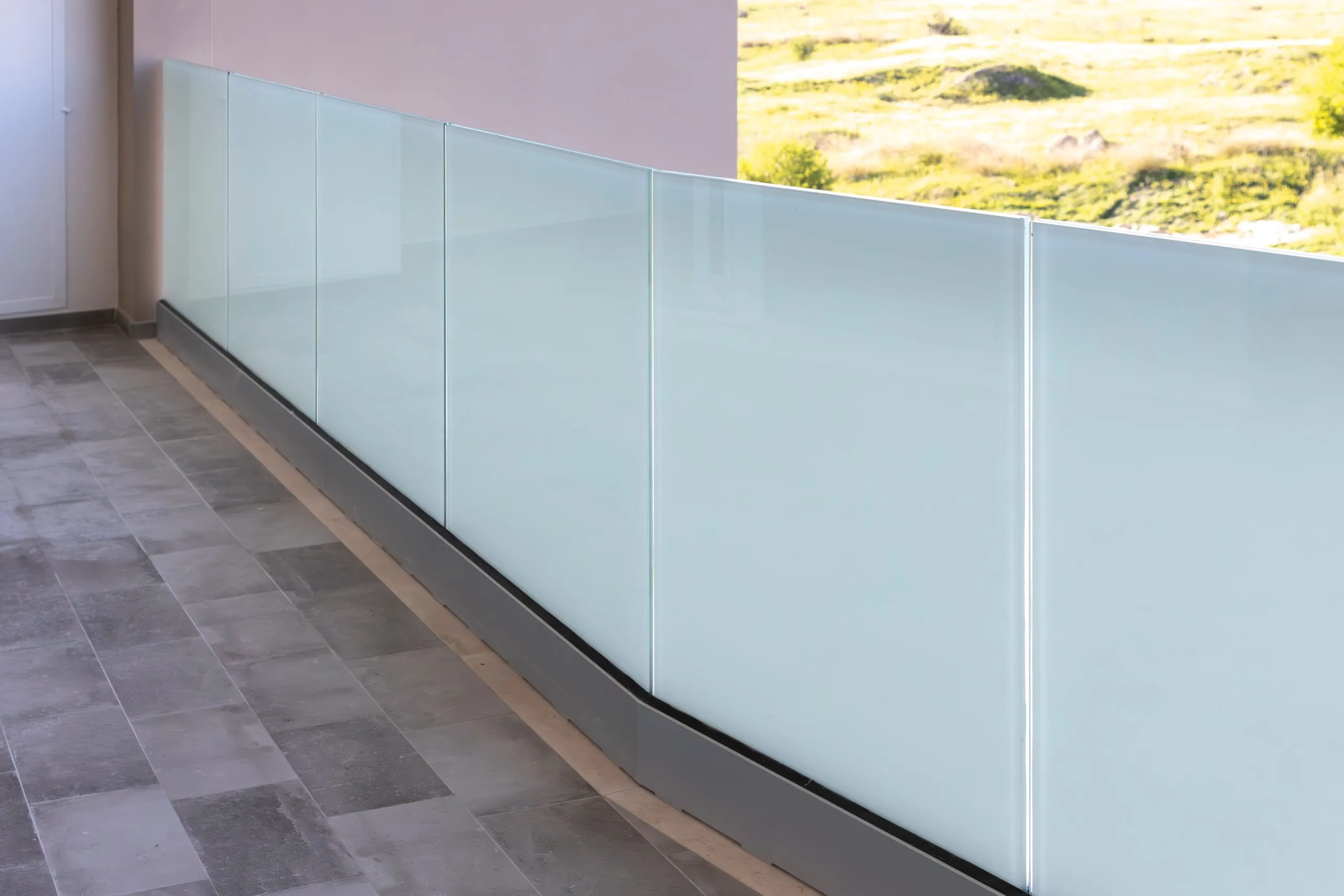 Dettaglio finitura fascione alluminio 20 micron vetro satinato Palazzo Green Palace Quartello — Quartu SE (CA)