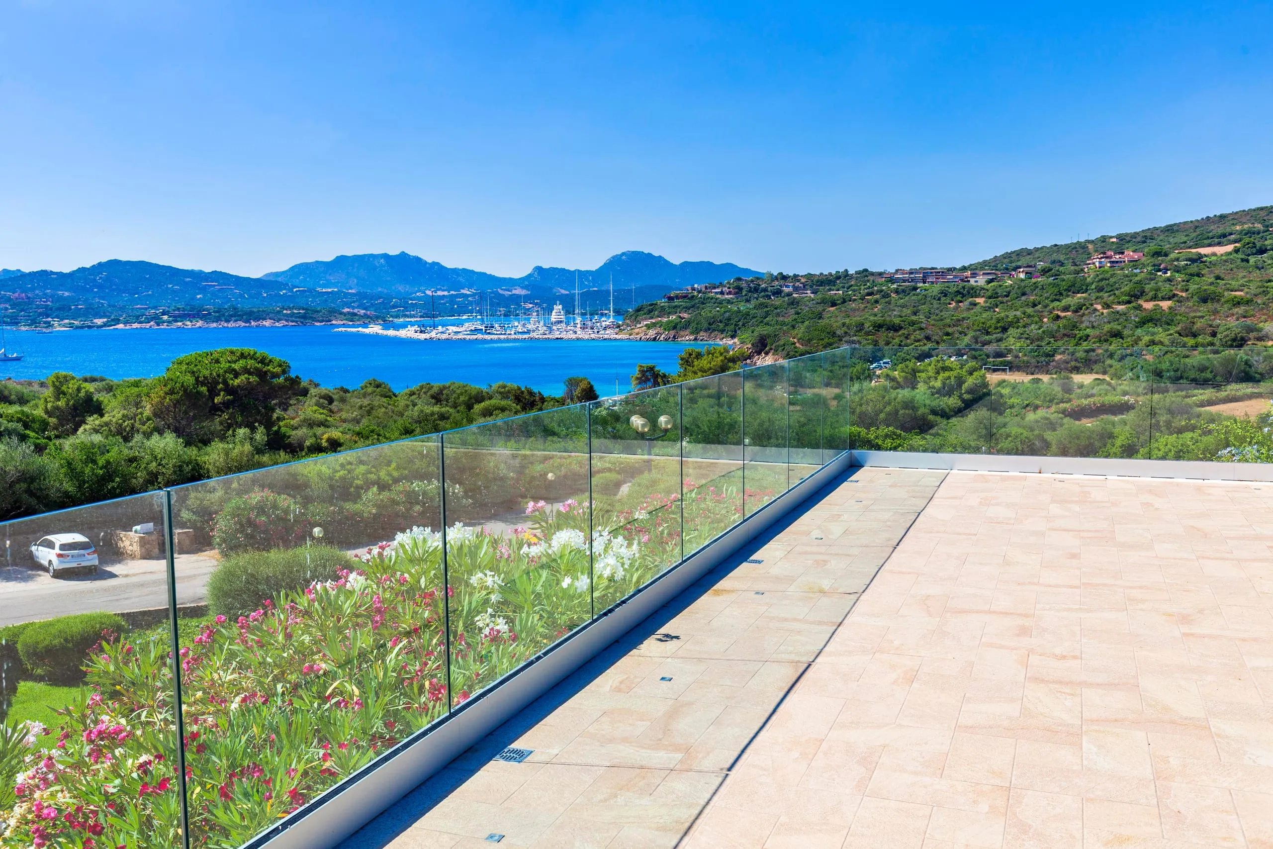 Affaccio sul terrazzo con parapetto in vetro a Olbia, costa nord Sardegna