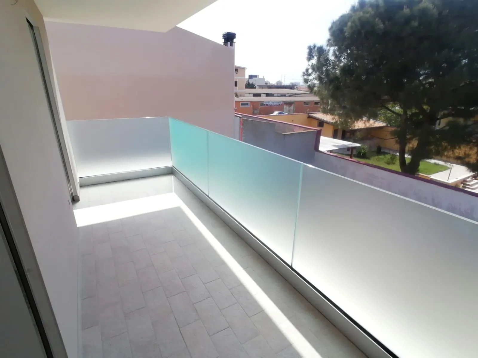 Affaccio sul terrazzo con parapetto in vetro a Cagliari