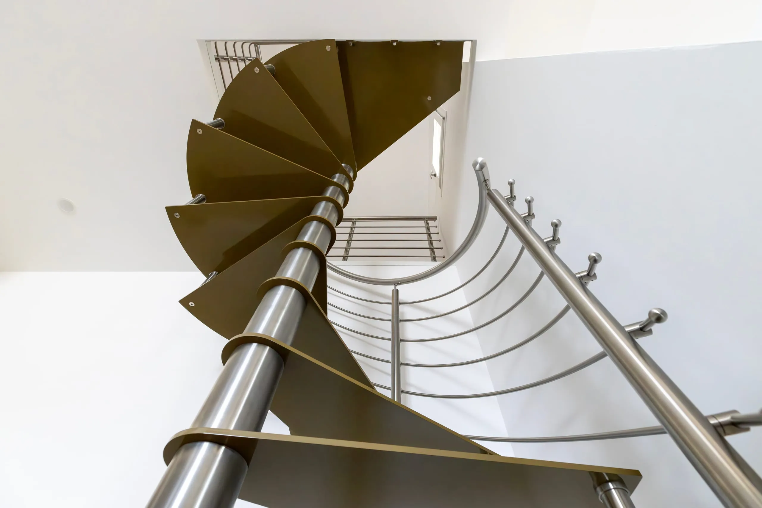 Scala a chiocciola con palo centrale in acciaio inox satinato e gradini verniciati a Oristano — 7