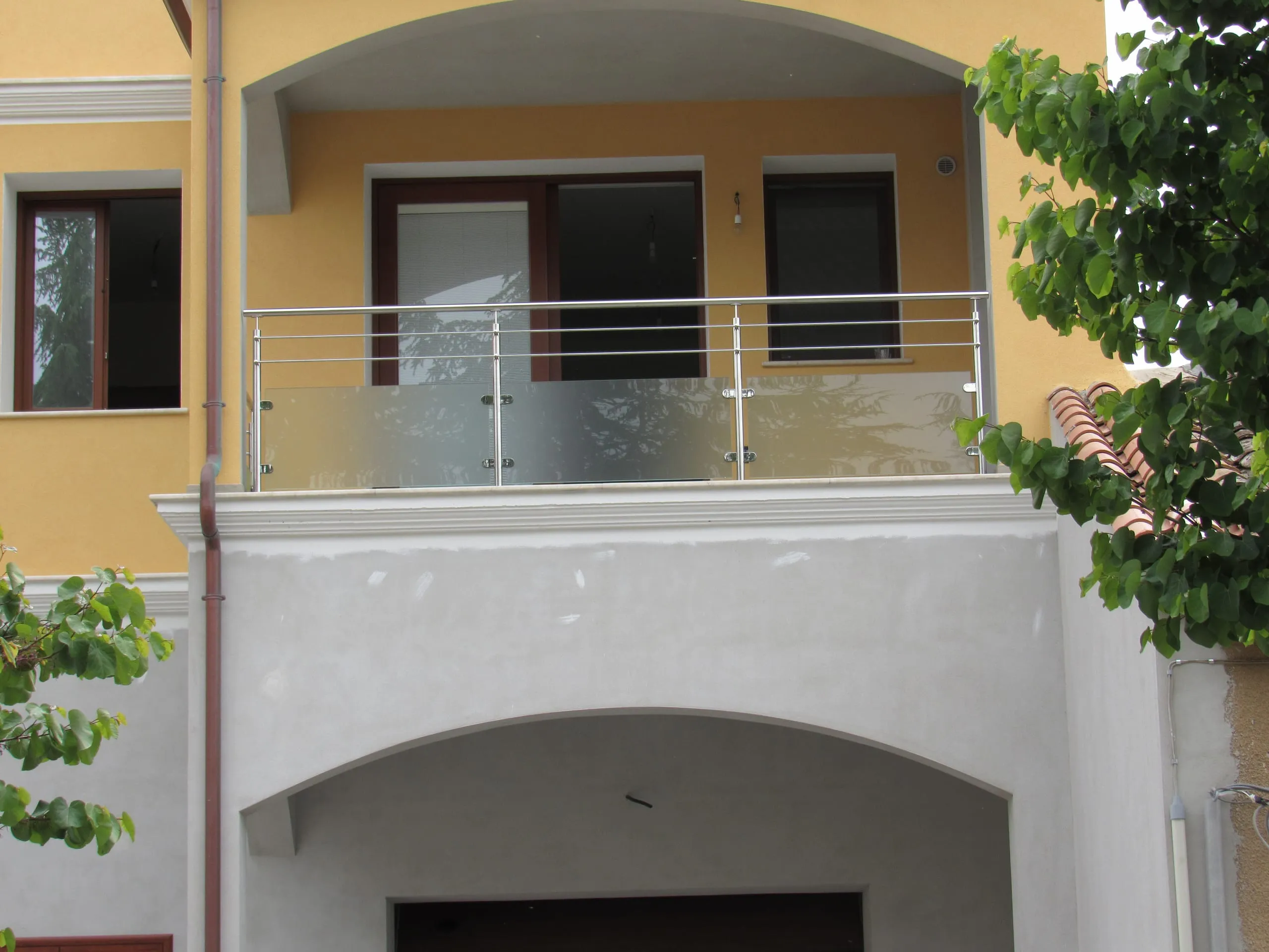 Affaccio sul terrazzo con ringhiera inox e vetro satinato a Pozzomaggiore (SS).