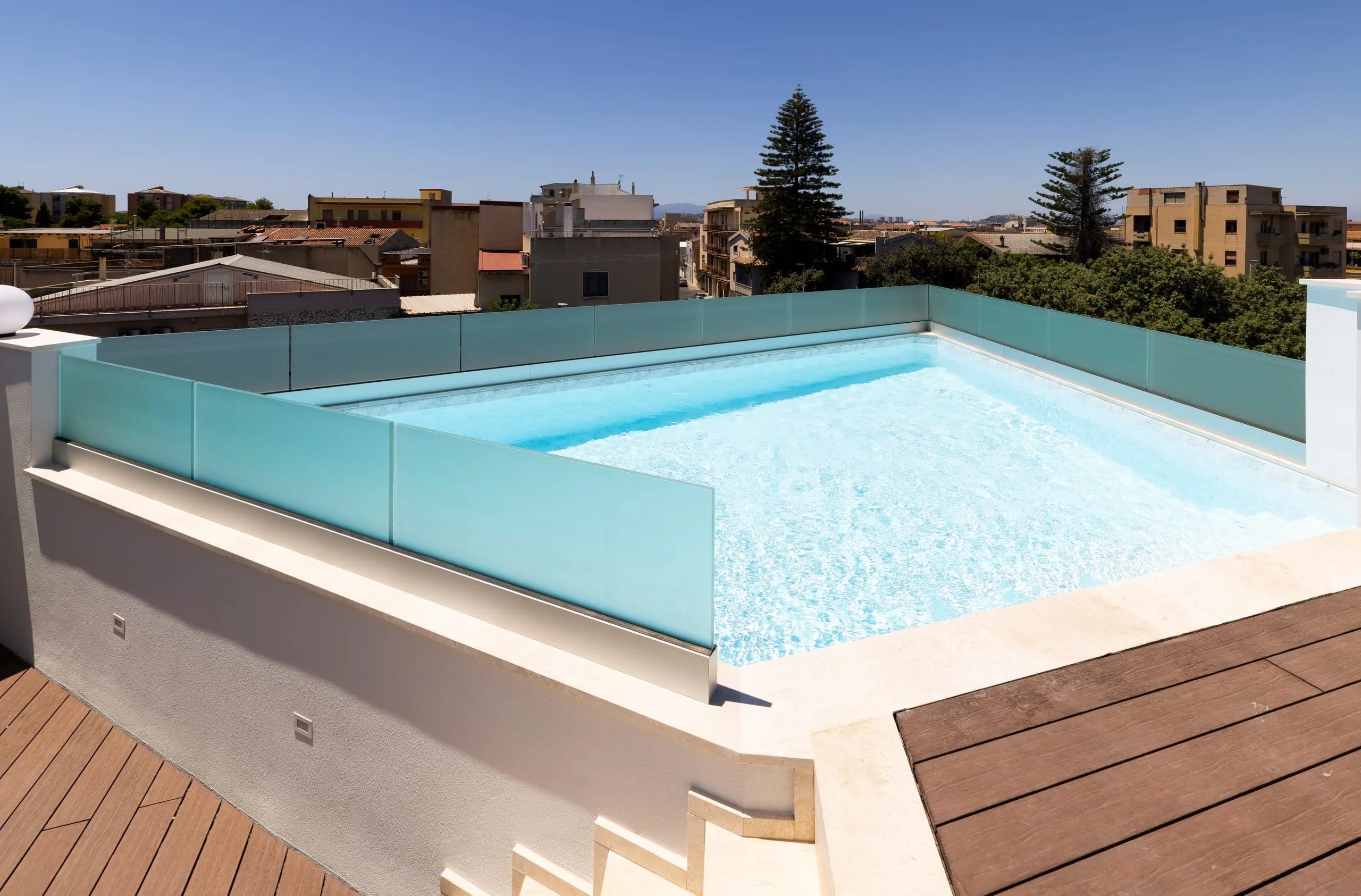 Dettaglio bordo piscina Palazzo Sea Palace (Quartu SE CA) con vetro stratificato e accessori AISI 316 lucido