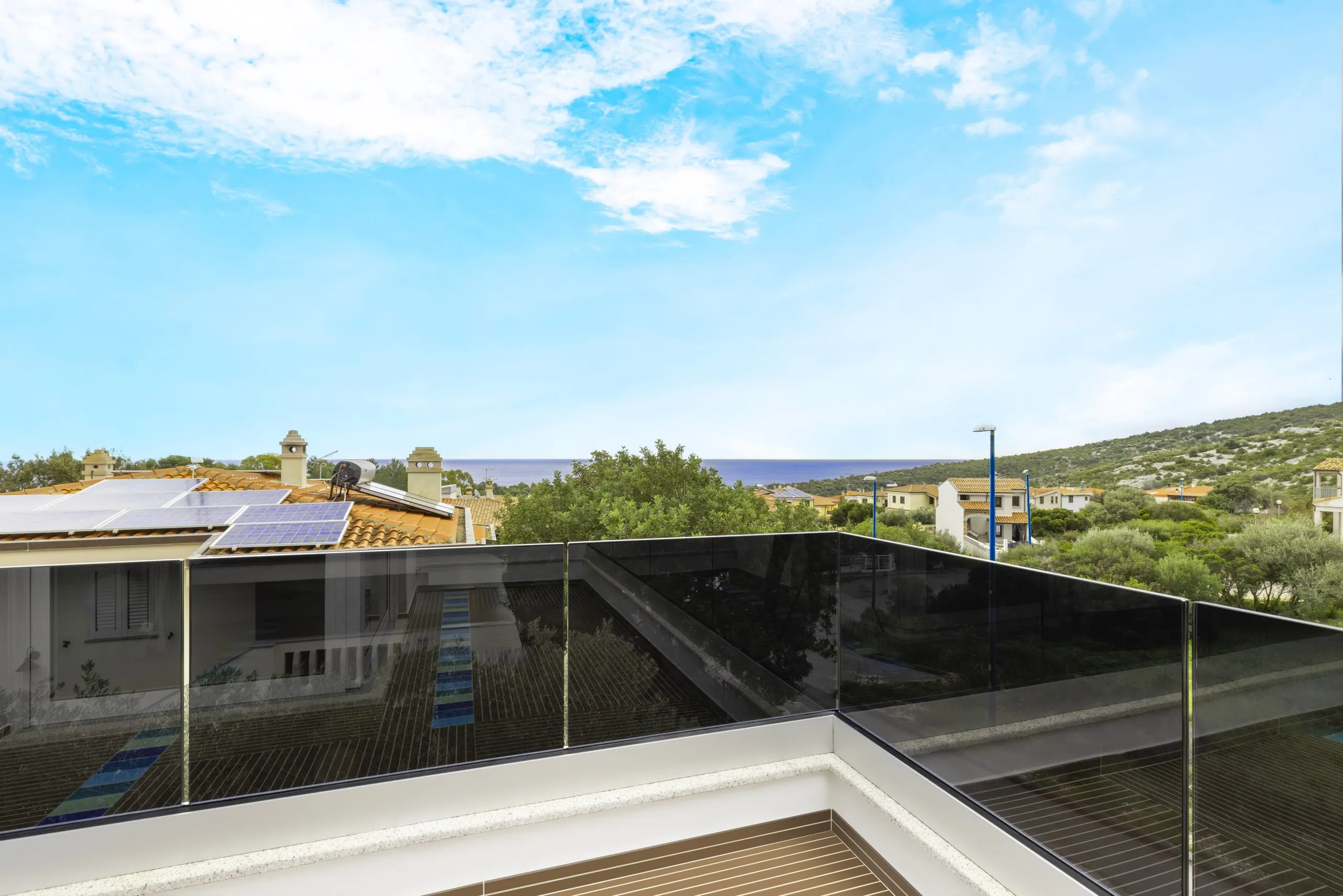 Parapetto in vetro fumé su terrazza fronte mare a Cala Gonone — 7