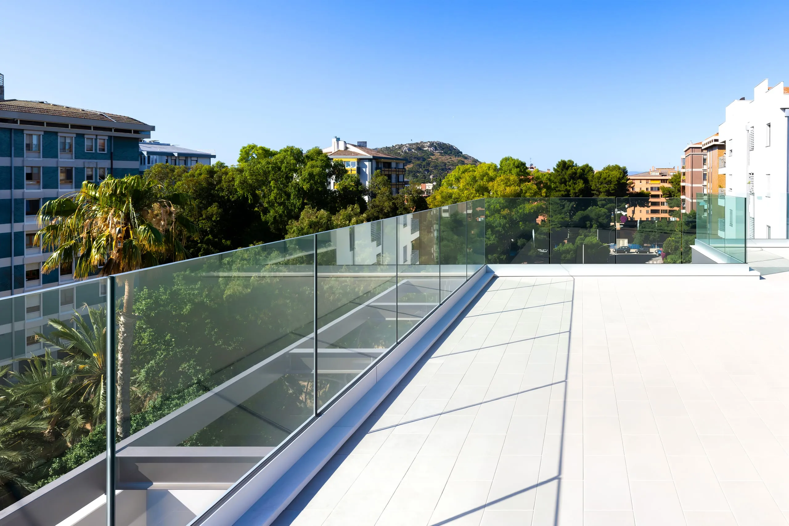 Affaccio sul terrazzo con parapetto in vetro a Quartu Sant'Elena, provincia di Cagliari