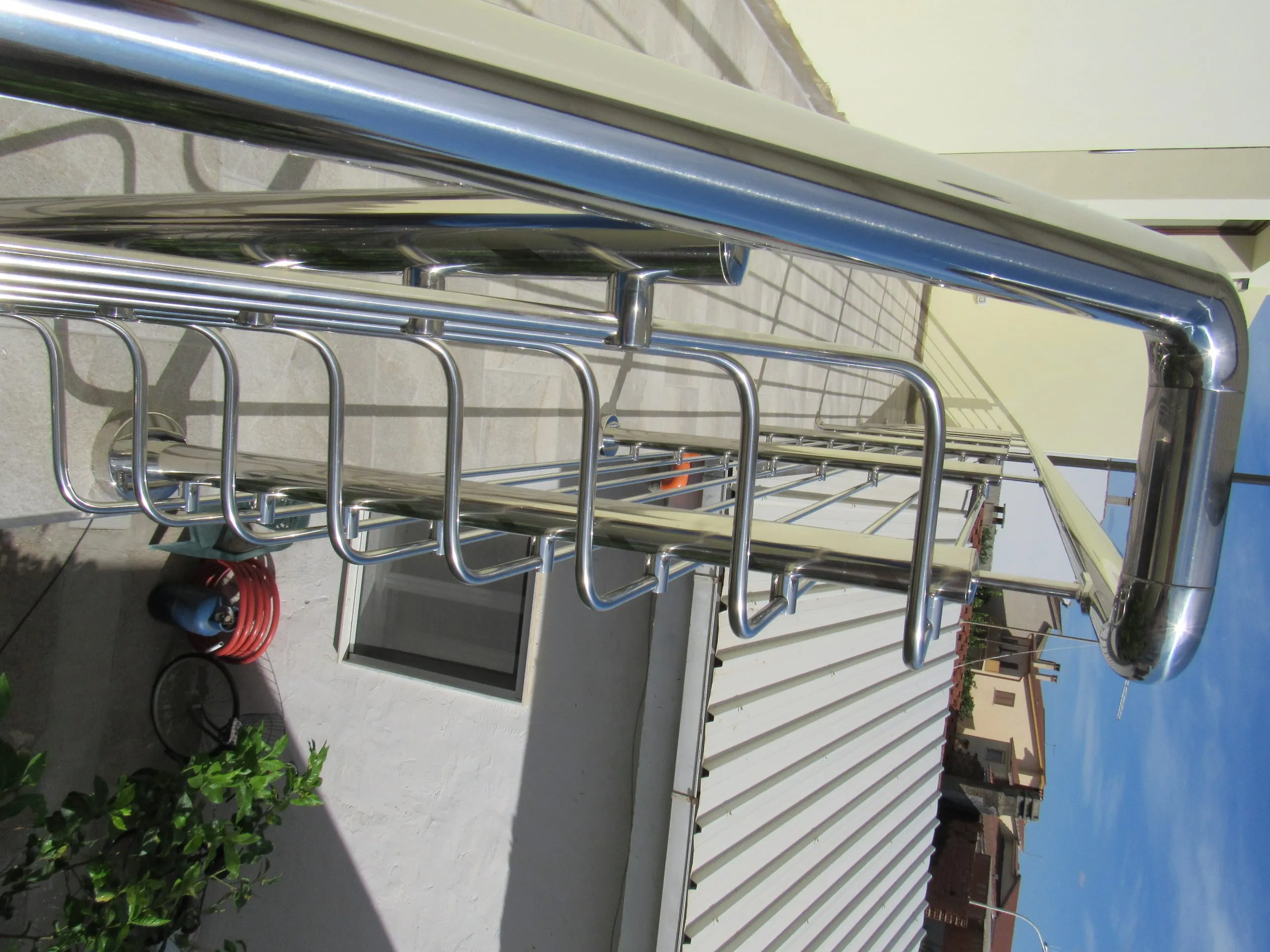 Vista dall'alto della scala interna con ringhiera inox a San Sperate