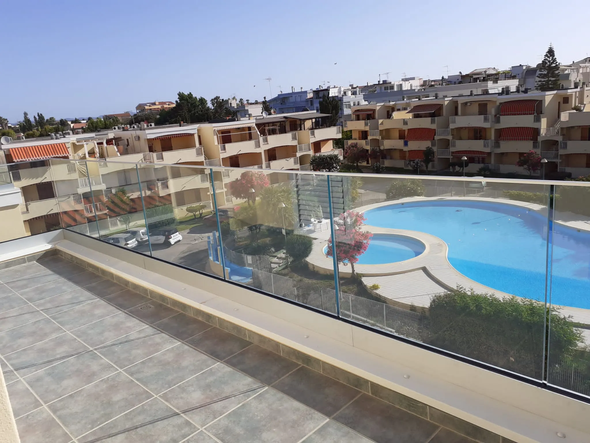 Affaccio sul terrazzo con parapetto in vetro ad Alghero