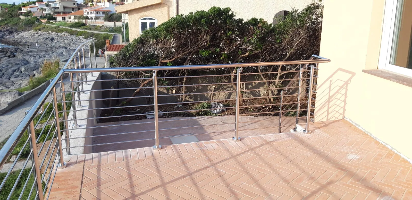 Affaccio sul mare con ringhiera inox AISI 316 a Portoscuso (SU).