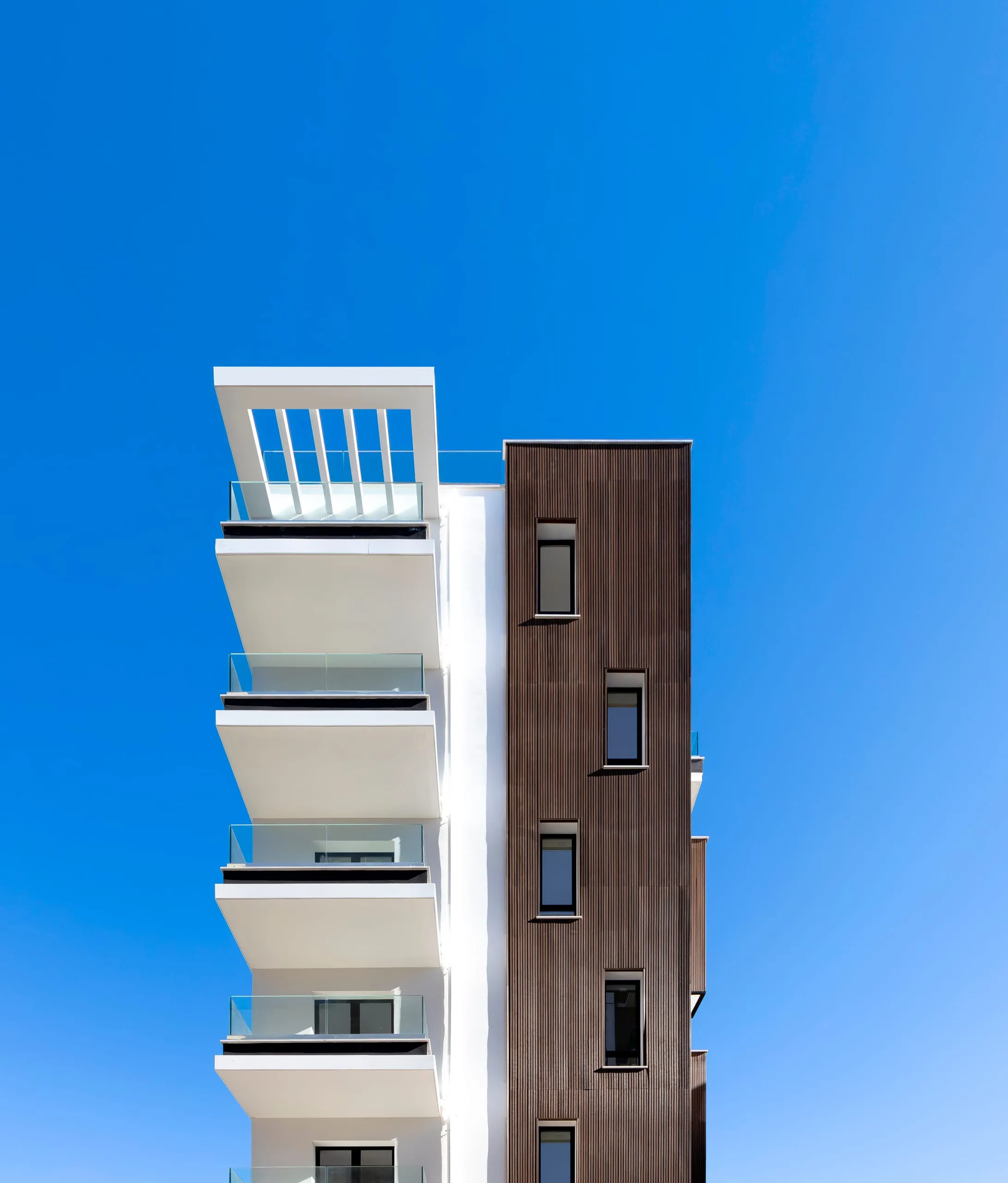 Parapetto in vetro stratificato con fascione in alluminio su terrazzo a Cagliari — 7