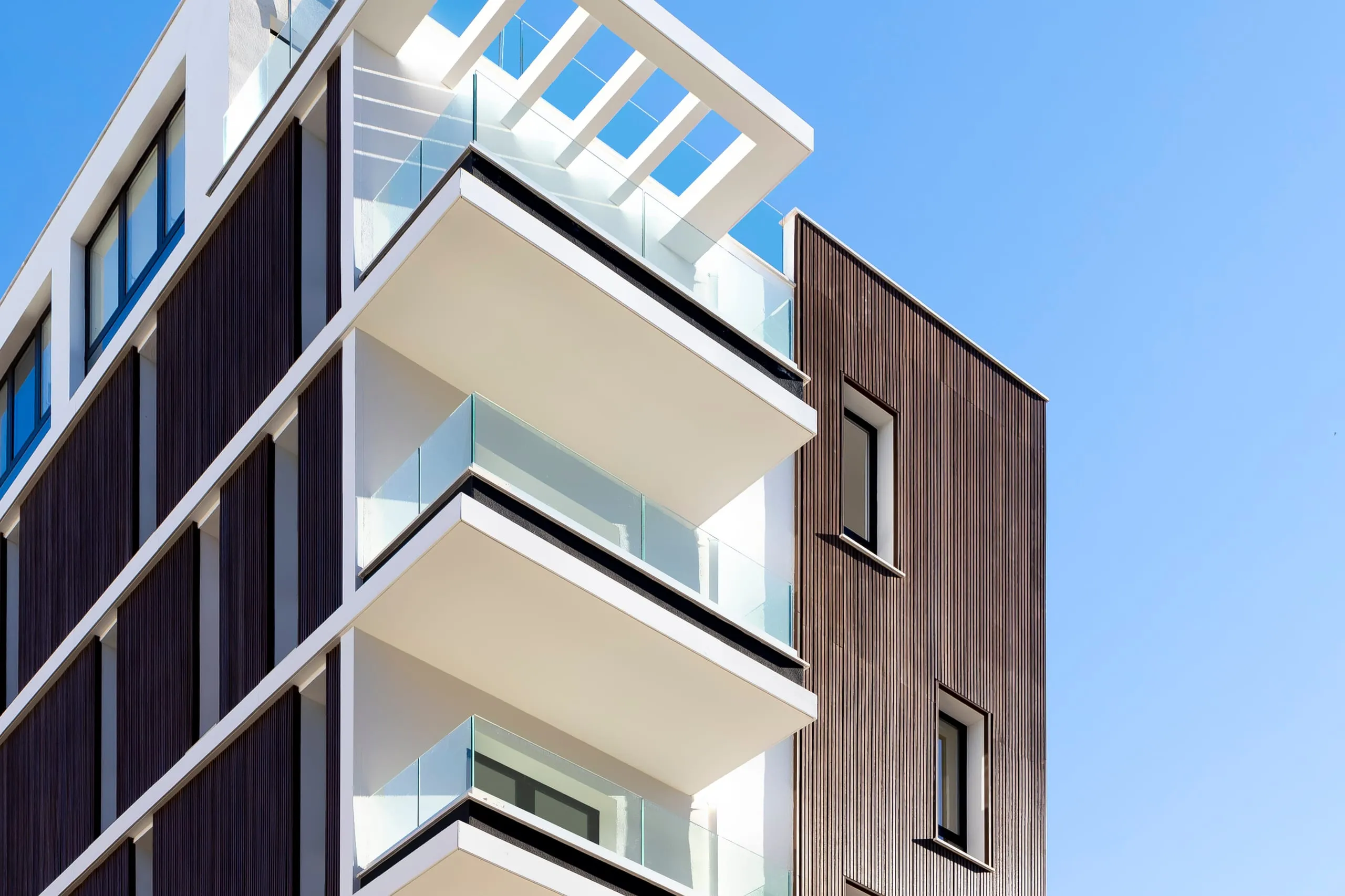 Parapetto in vetro stratificato con fascione in alluminio su terrazzo a Cagliari — 8