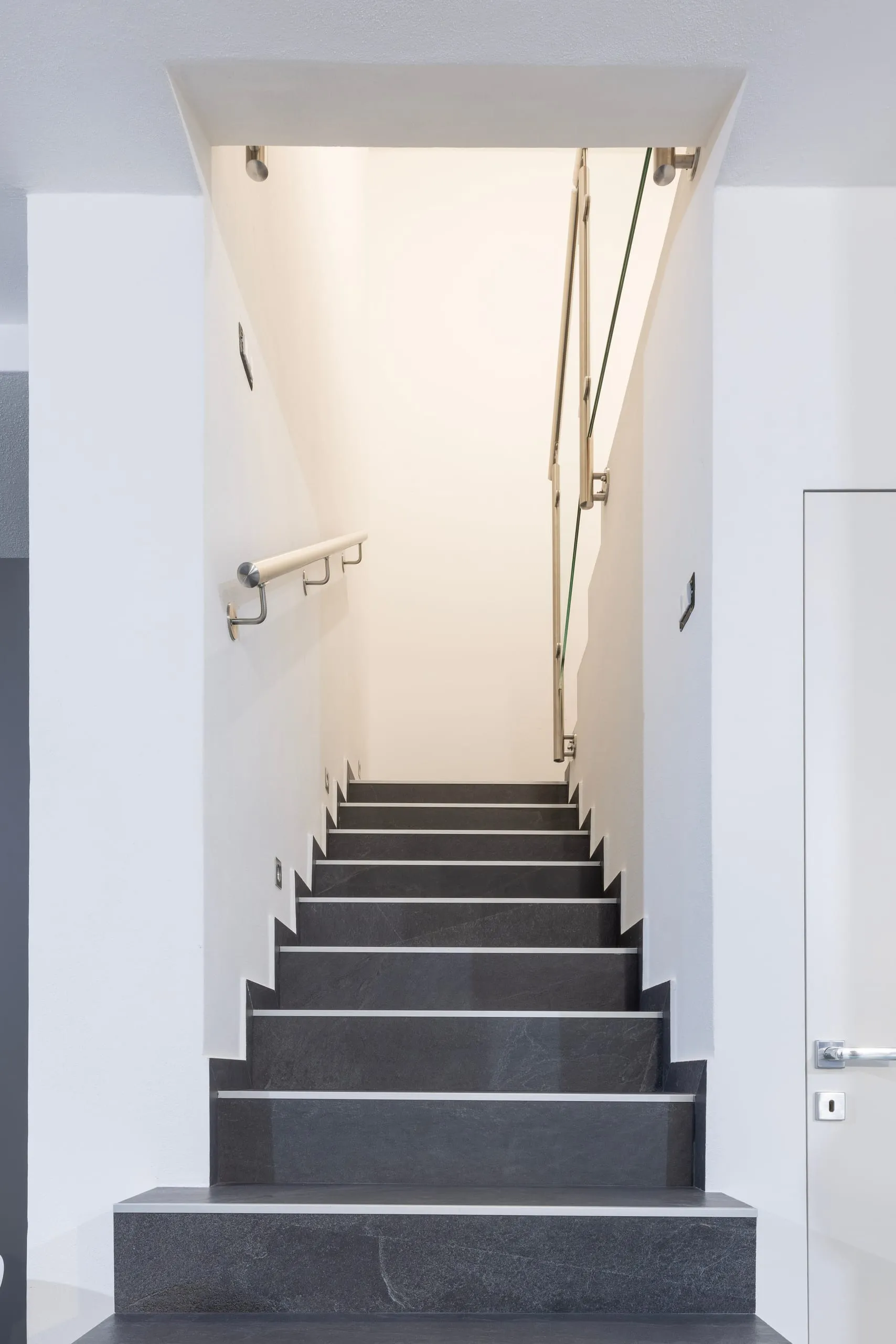 Ringhiera interna in acciaio inox satinato con vetro stratificato a Oristano — 8