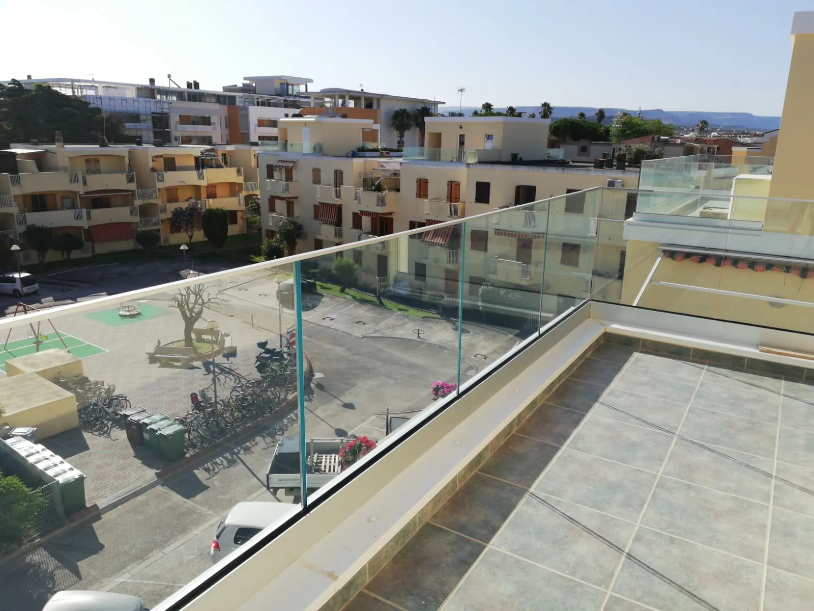 Prospetto frontale del parapetto in vetro ad Alghero