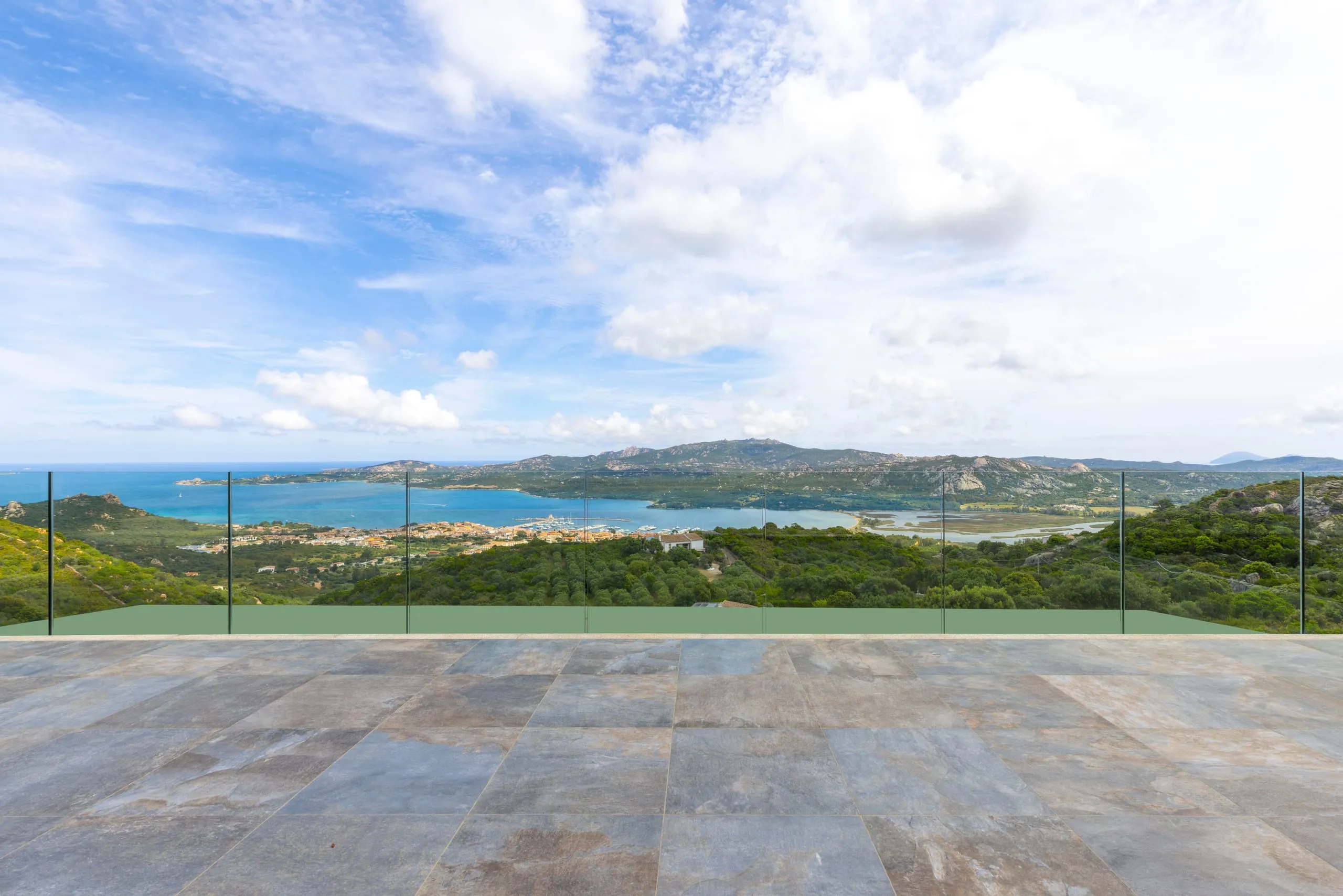 Prospetto frontale della villa con parapetto in vetro a Porto Cervo (Arzachena SS), Costa Smeralda