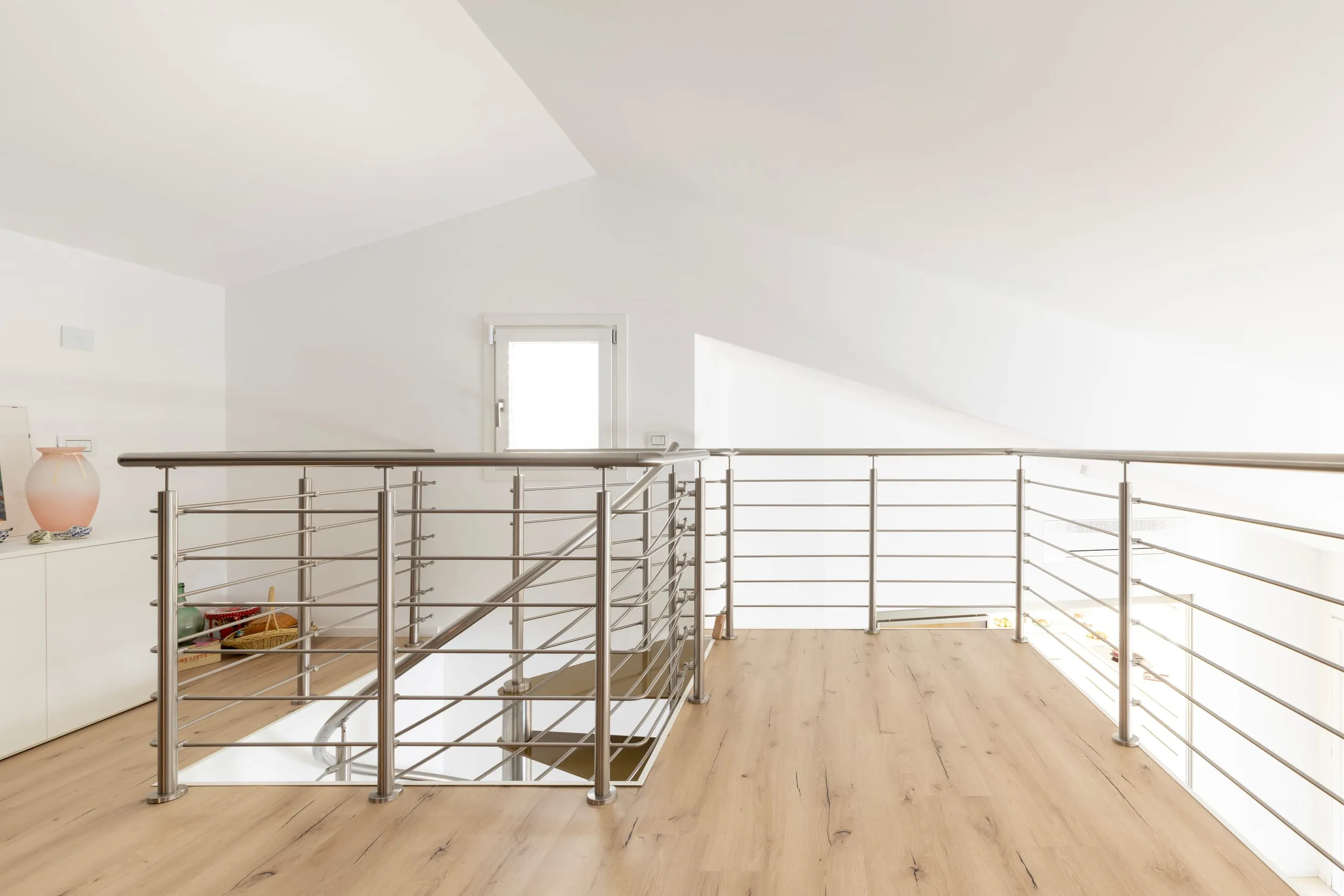 Scala a chiocciola con palo centrale in acciaio inox satinato e gradini verniciati a Oristano — 8