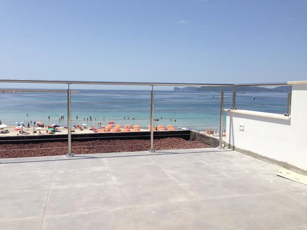 Prospetto frontale della ringhiera a cavi con corrimano in linea ad Alghero (SS)
