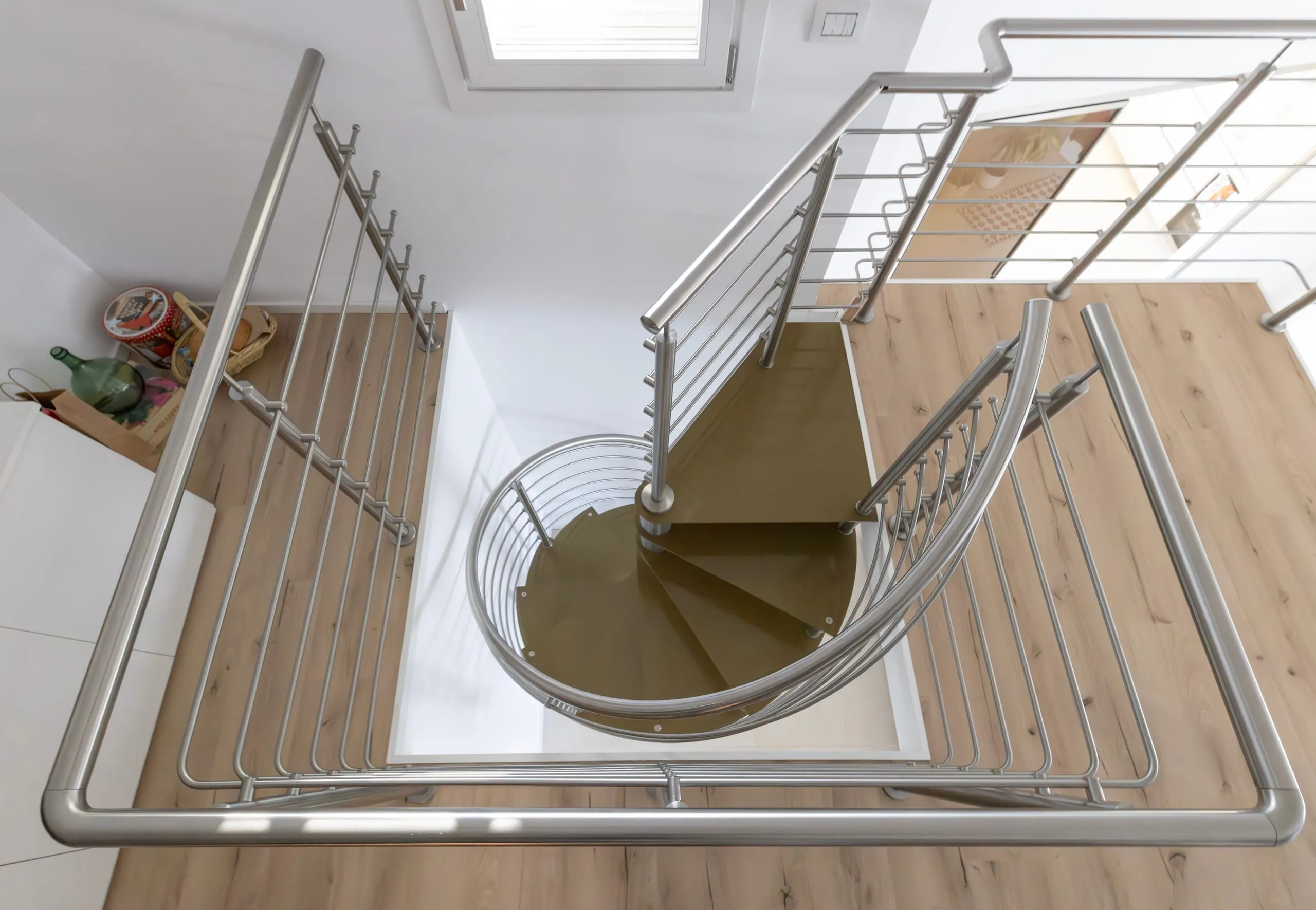 Scala a chiocciola con palo centrale in acciaio inox satinato e gradini verniciati a Oristano — 9