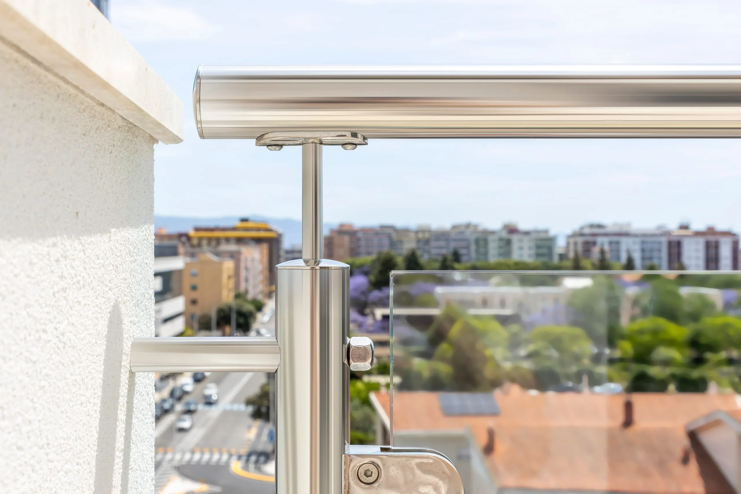Parapetto in vetro e ringhiera esterna in acciaio inox AISI 316 lucido in via dei Giudicati a Cagliari — 9