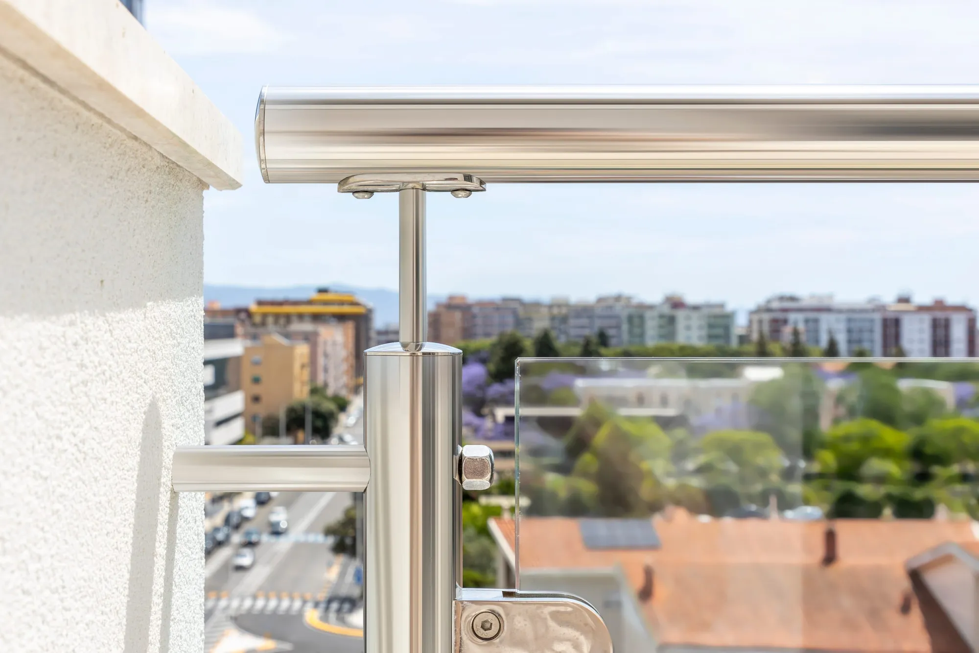 Dettaglio montante ringhiera inox in condominio Milano Bovisio — Steelglass Lombardia