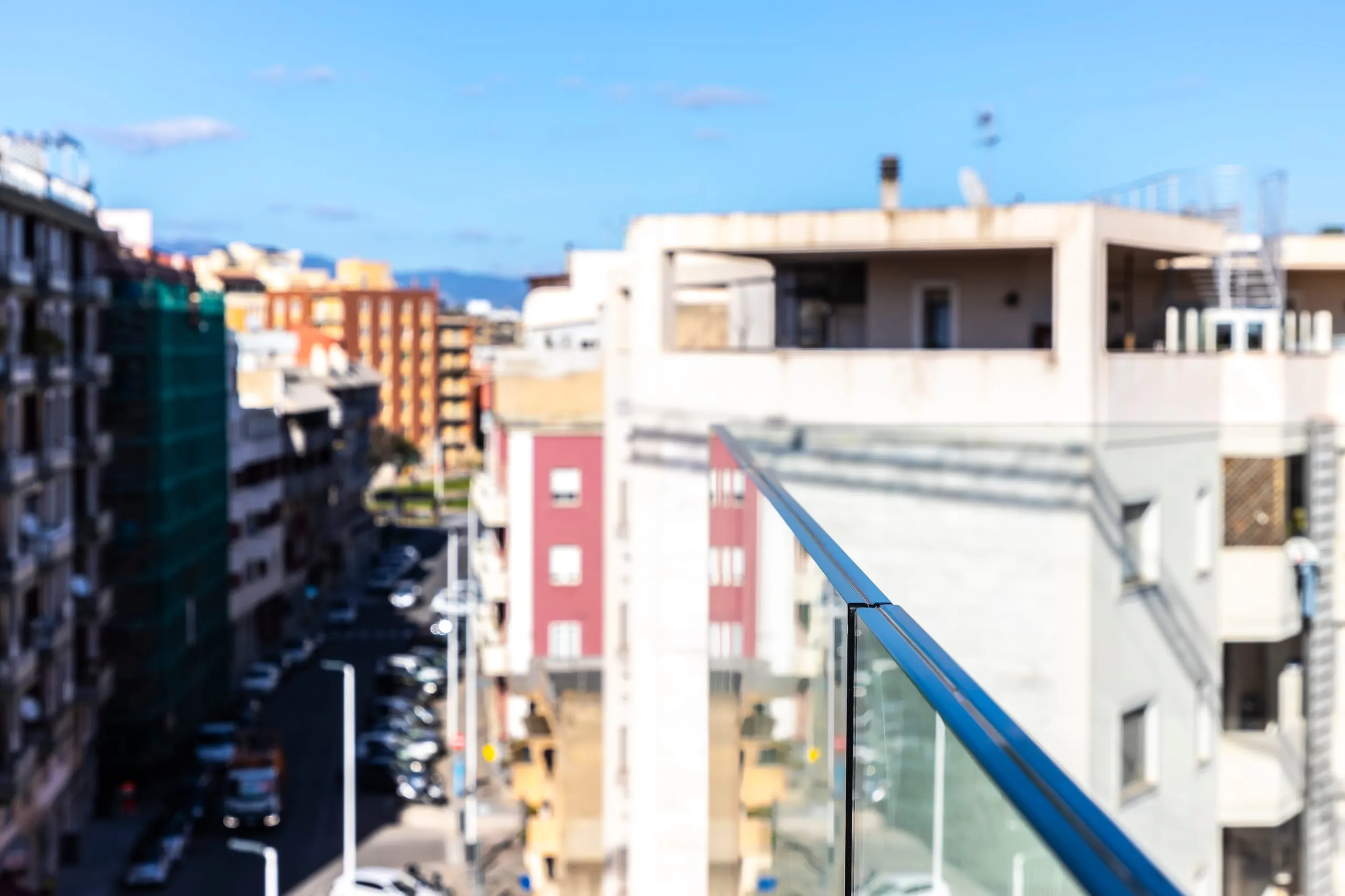 Parapetto in vetro stratificato con fascione in alluminio su terrazzo a Cagliari — 9