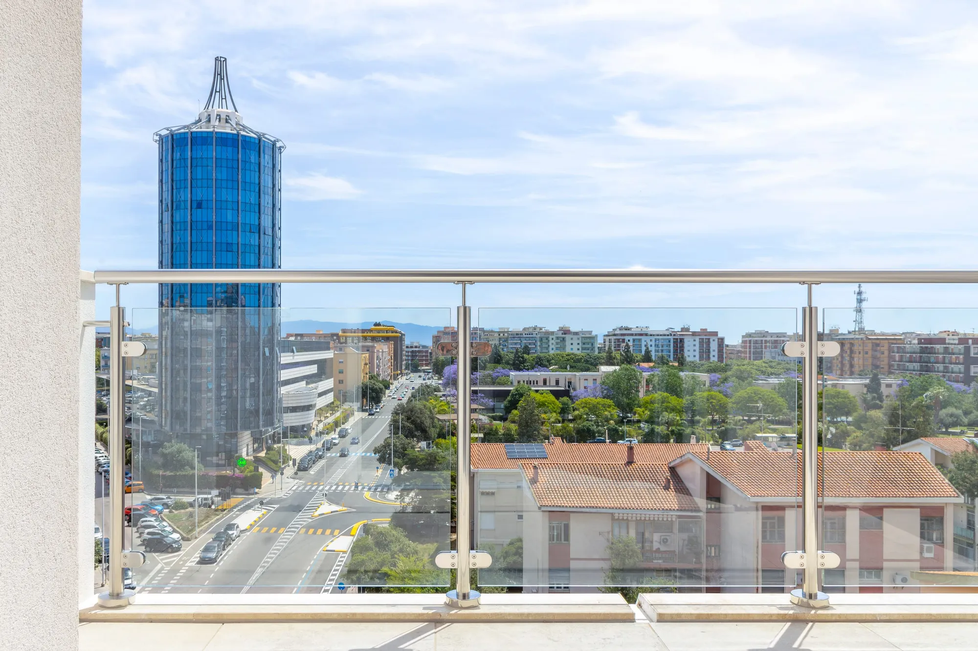 Parapetto in vetro con montanti inox AISI 316 su terrazzo con vista su Cagliari — cantiere Steelglass via dei Giudicati
