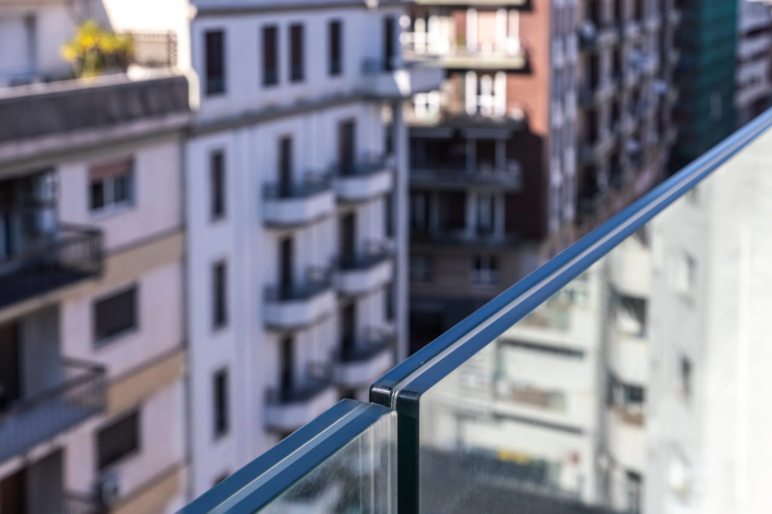 Parapetto in vetro stratificato con fascione in alluminio su terrazzo a Cagliari — 10