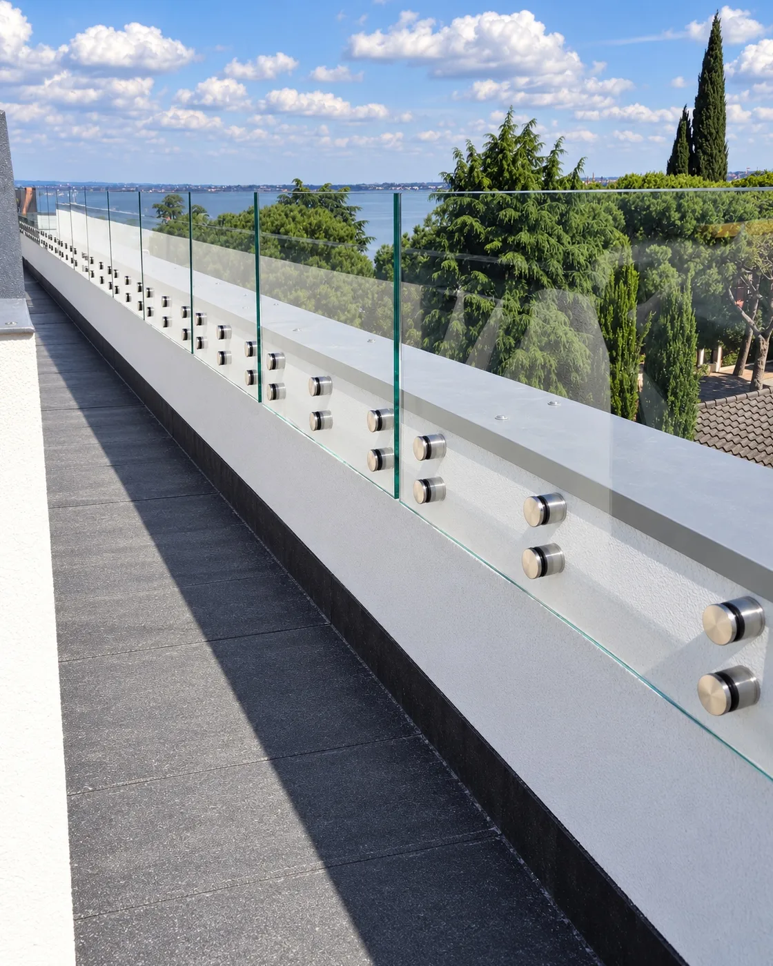 Parapetto in vetro autoportante con borchie inox per terrazza Hotel Oliveto Desenzano del Garda