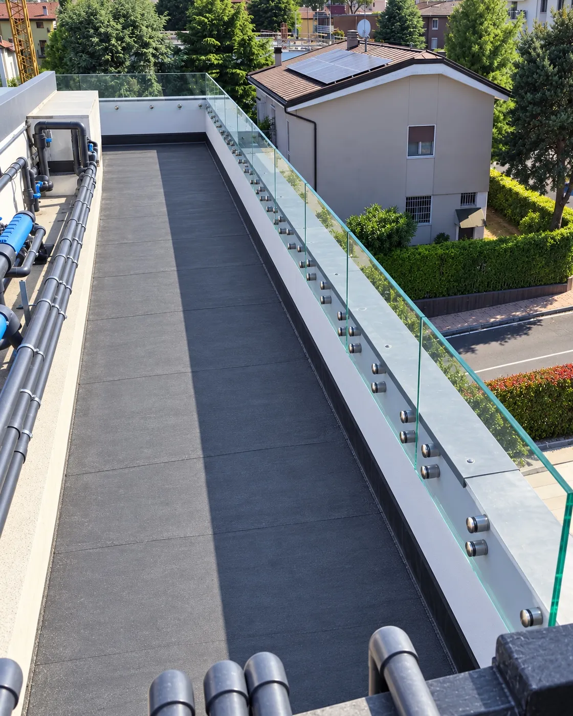 Parapetto vetro 6 borchie Hotel Oliveto Desenzano — dettaglio fissaggio