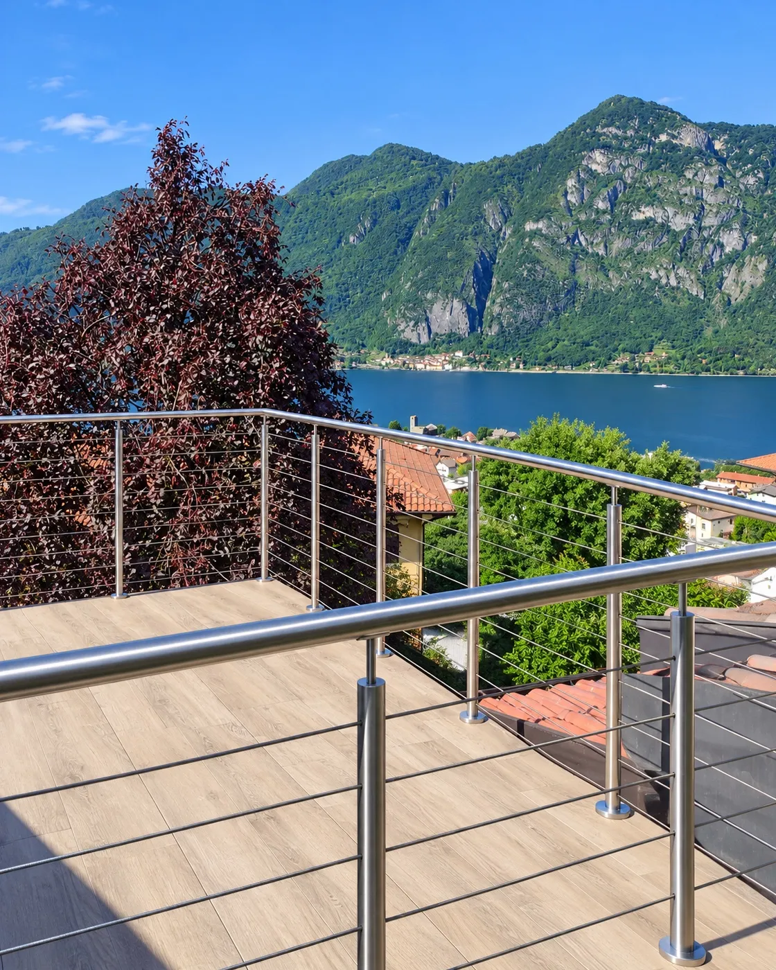 Ringhiera inox satinata con cavi per terrazza a Mandello del Lario vista Lago di Como
