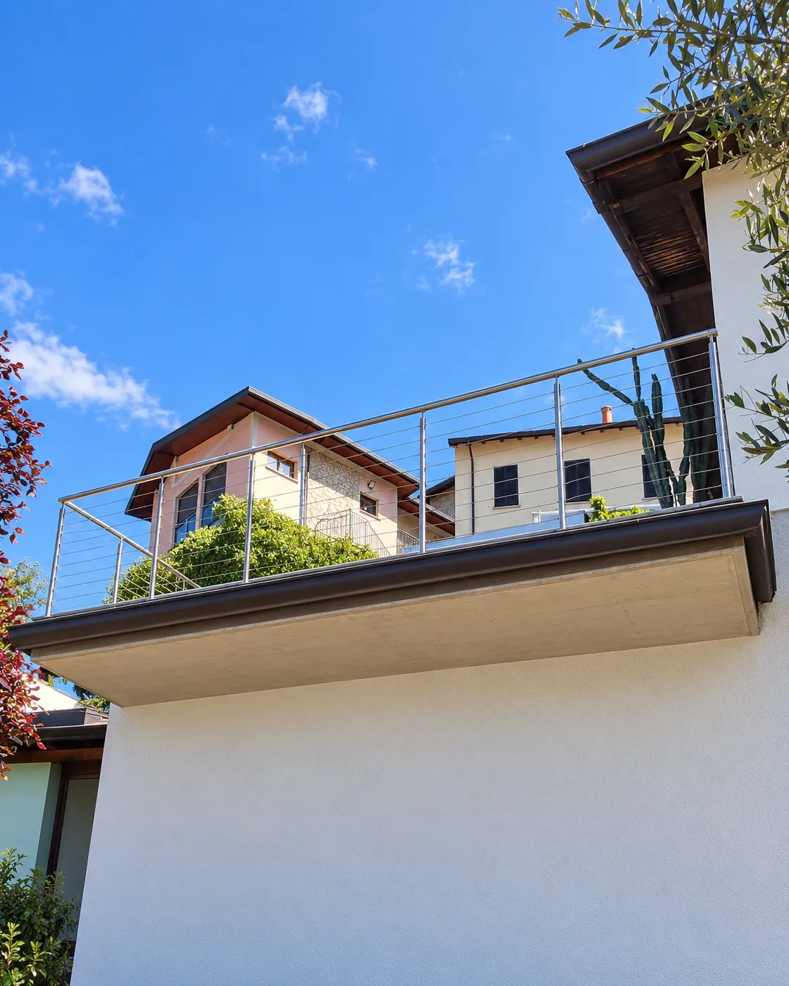 Vista panoramica Lago Como con ringhiera cavi tesi Mandello
