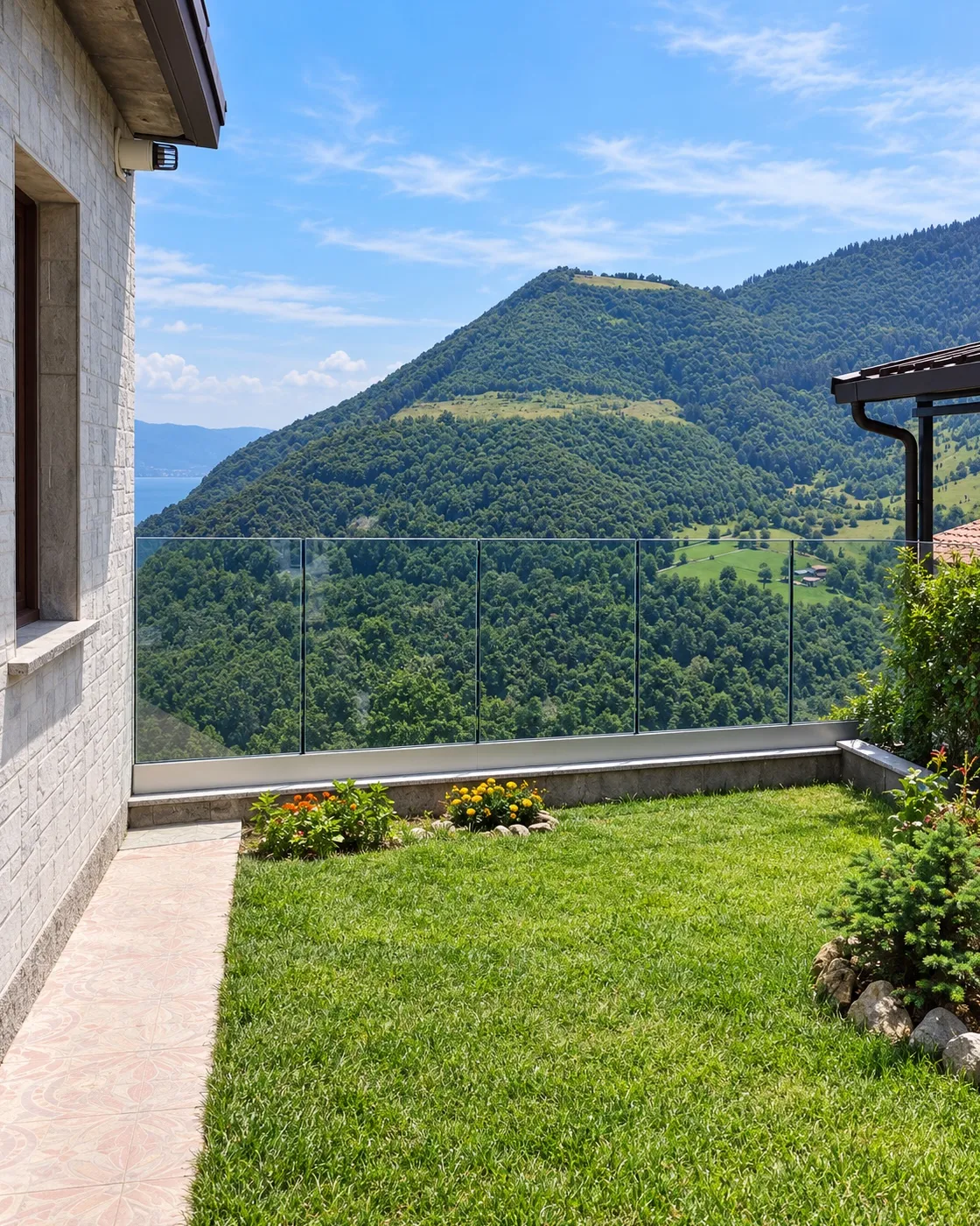 Parapetto in vetro fascia alluminio per villa a Parzanica vista Lago d'Iseo e Montisola
