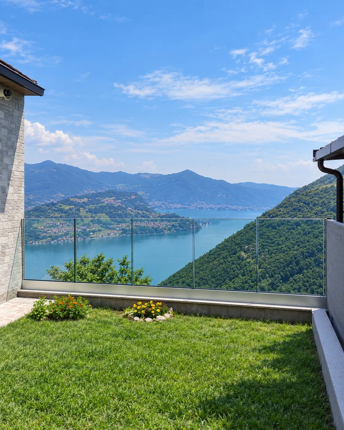 Dettaglio profilo fascia alluminio e lastre vetro — Parzanica