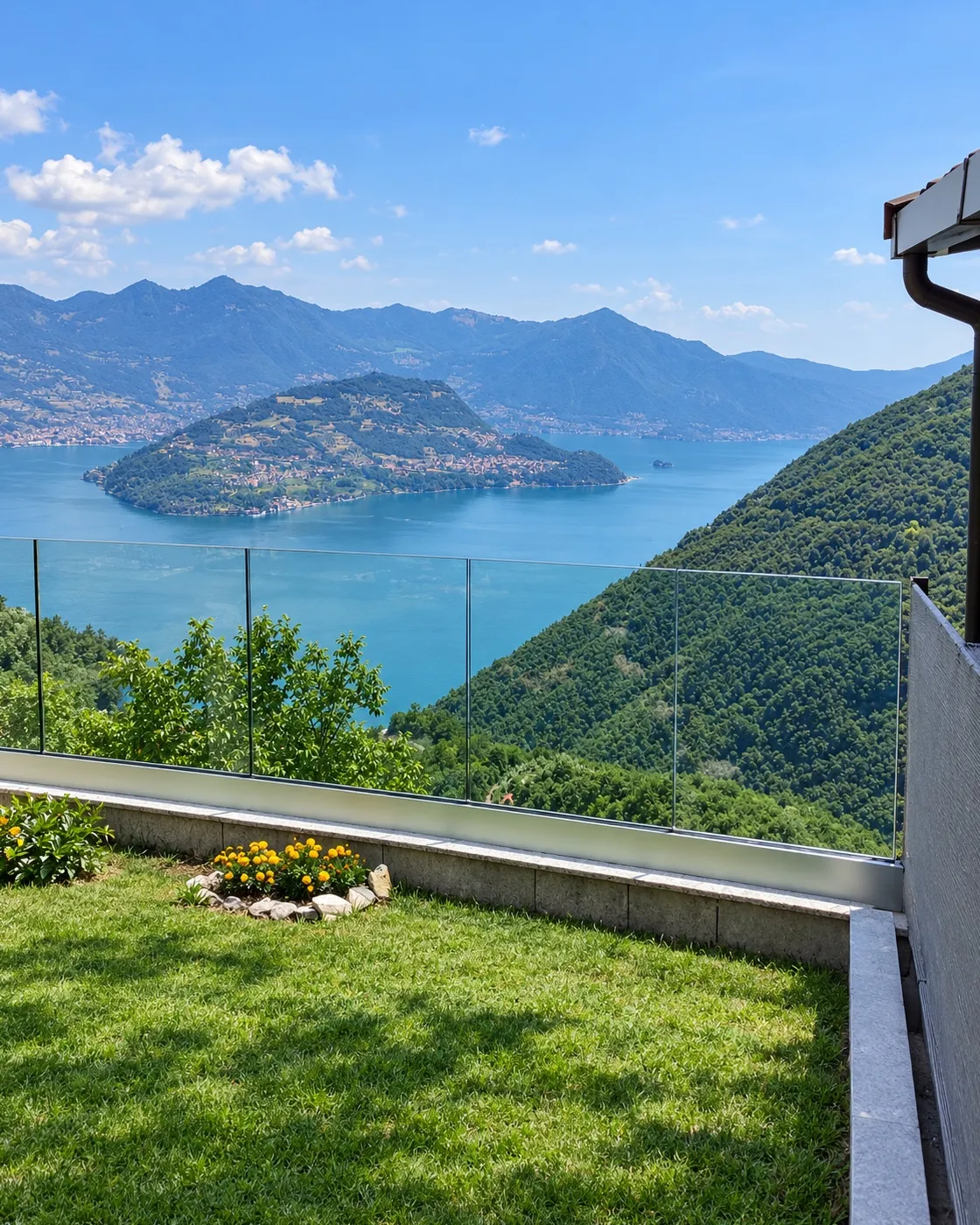 Vista totale giardino pensile — trasparenza Montisola Lago Iseo