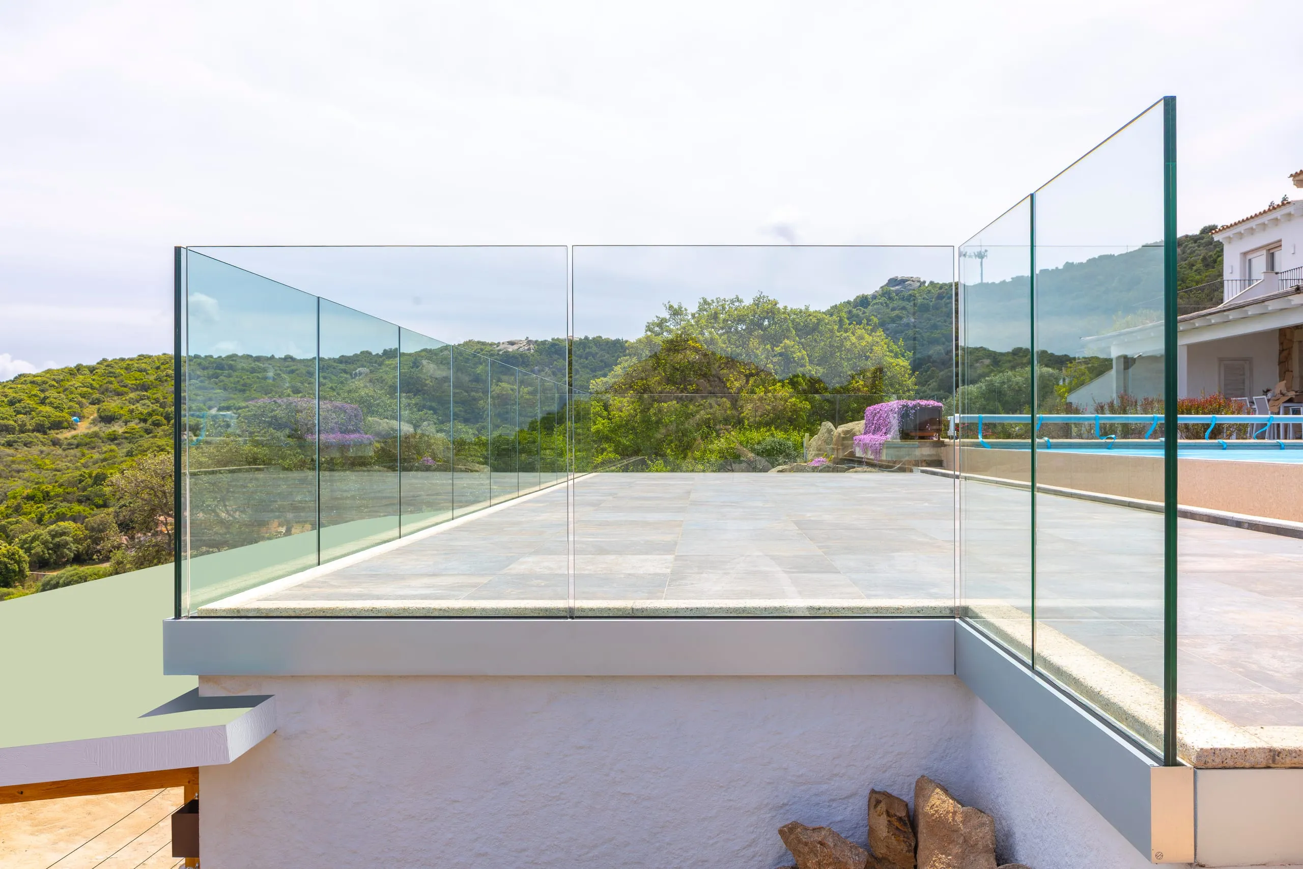 Parapetto in vetro esterno con fascione continuo alluminio 20 micron — Villa Porto Cervo Steelglass
