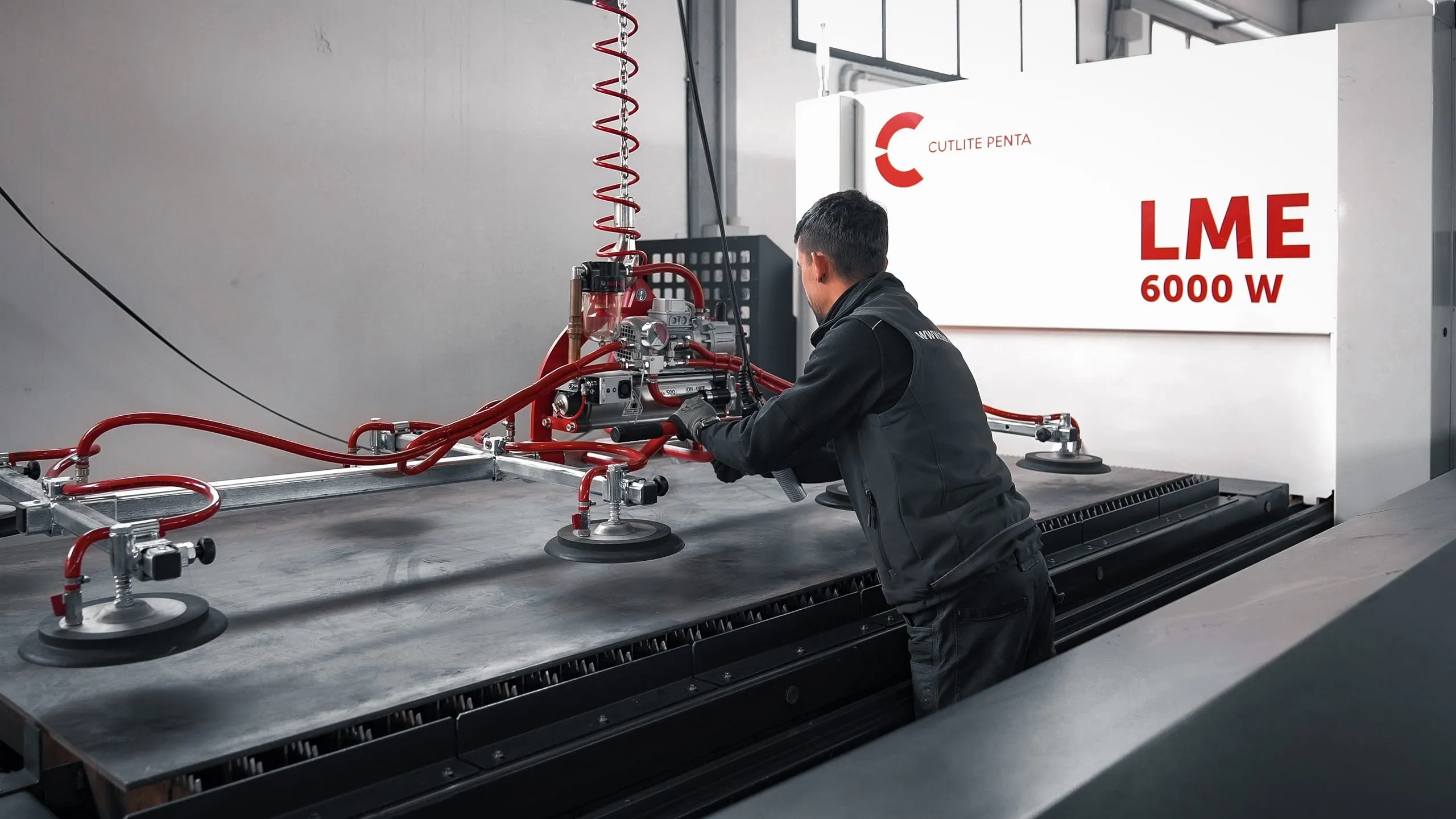 Stabilimento Steelglass Villacidro: caricamento lastra nel taglio laser fibra Cutlite Penta 6000W per profilati in acciaio inox AISI 316 e 304