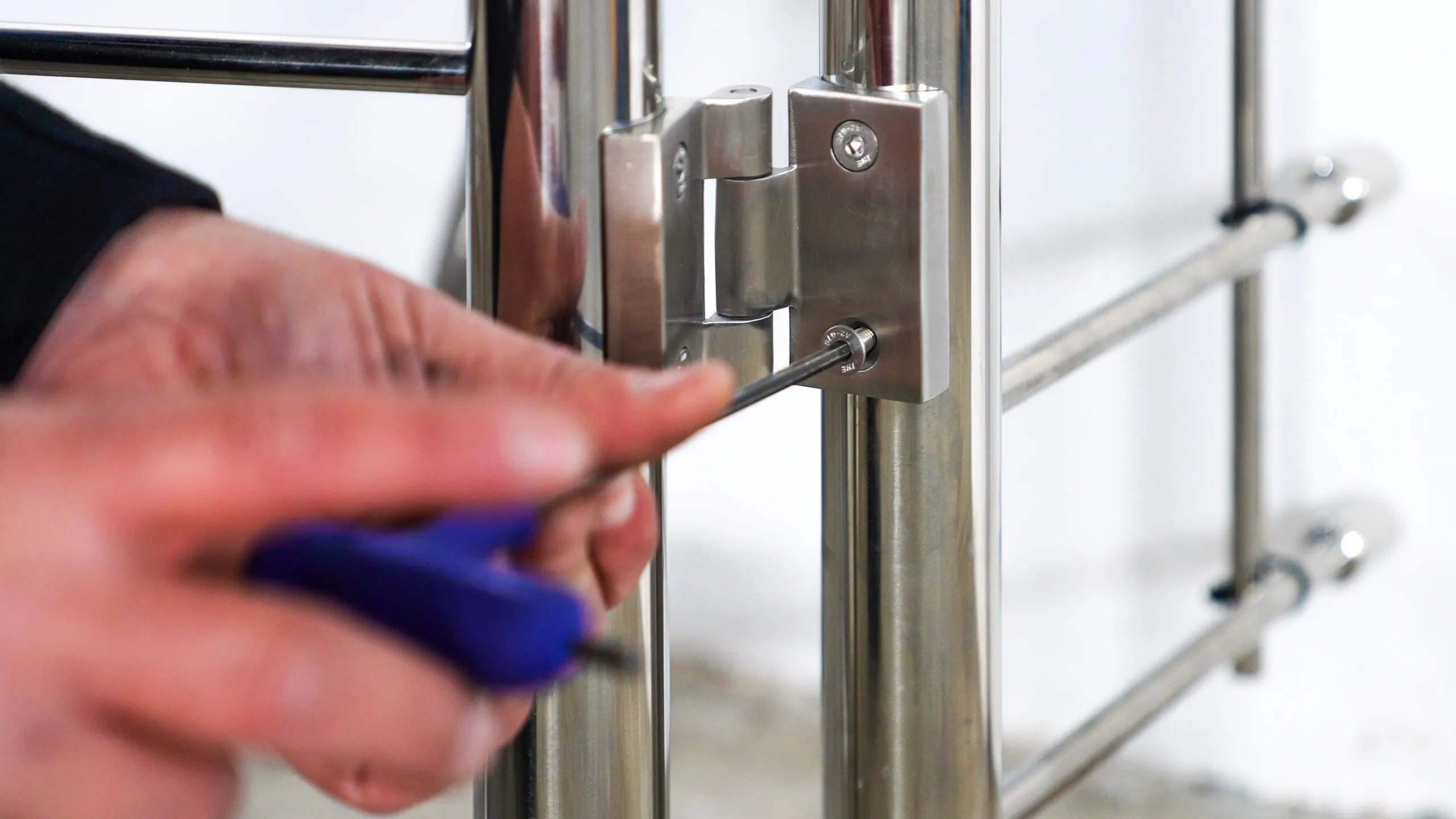 Dettaglio bulloneria e staffe di fissaggio inox per parapetto vetro: lavorazioni di precisione eseguite internamente a Villacidro